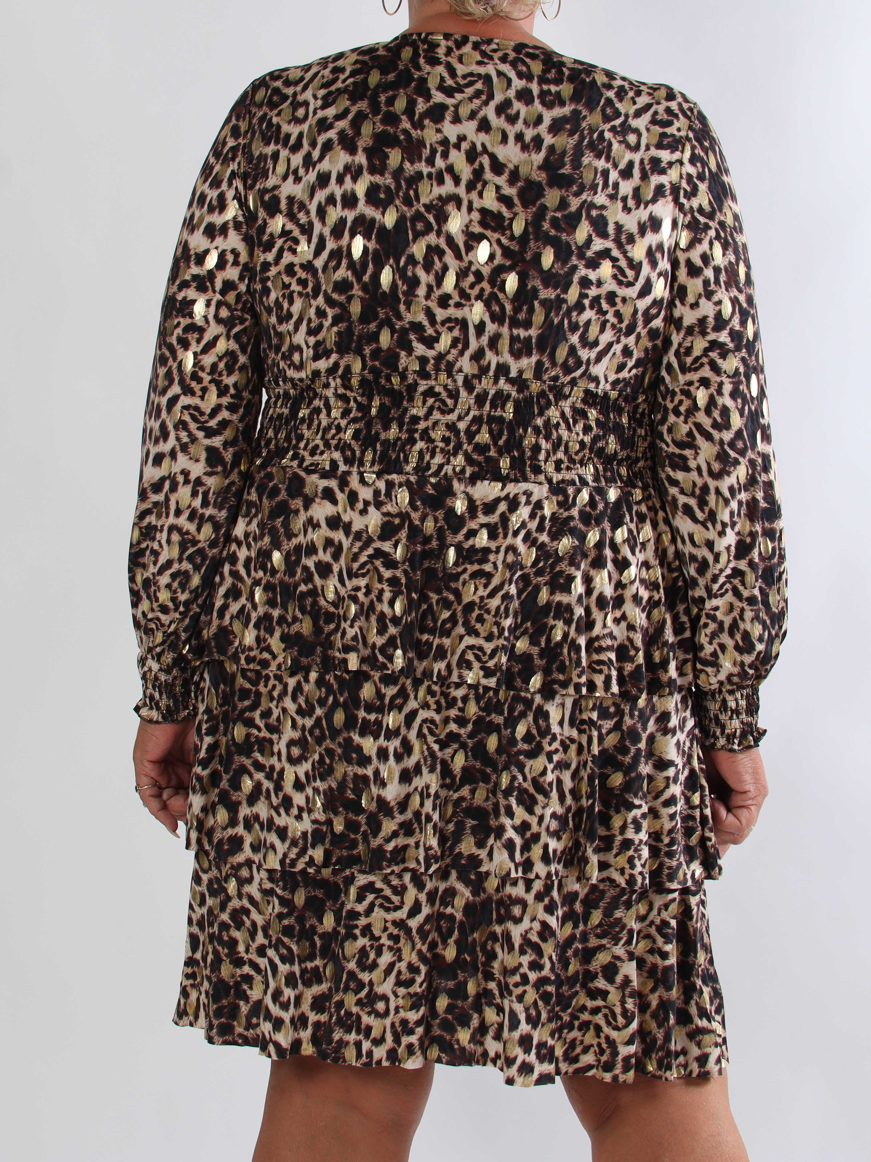 Pams Leo Frills - Elastisk plus size kjole i leopardprint med elegante flæser