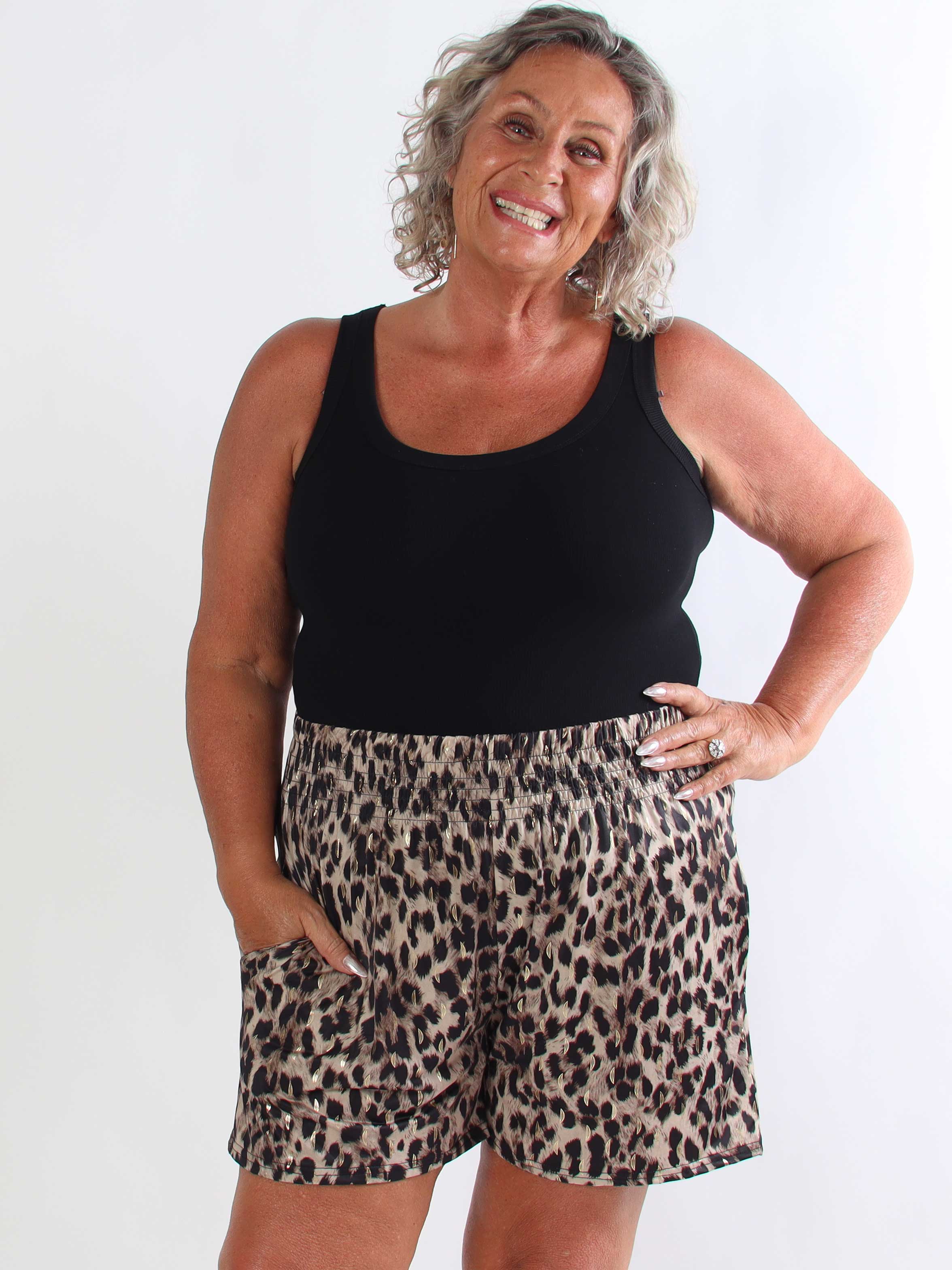 Pams Leo Shorts - Elastiske plus size shorts med leopardprint og gulddetaljer