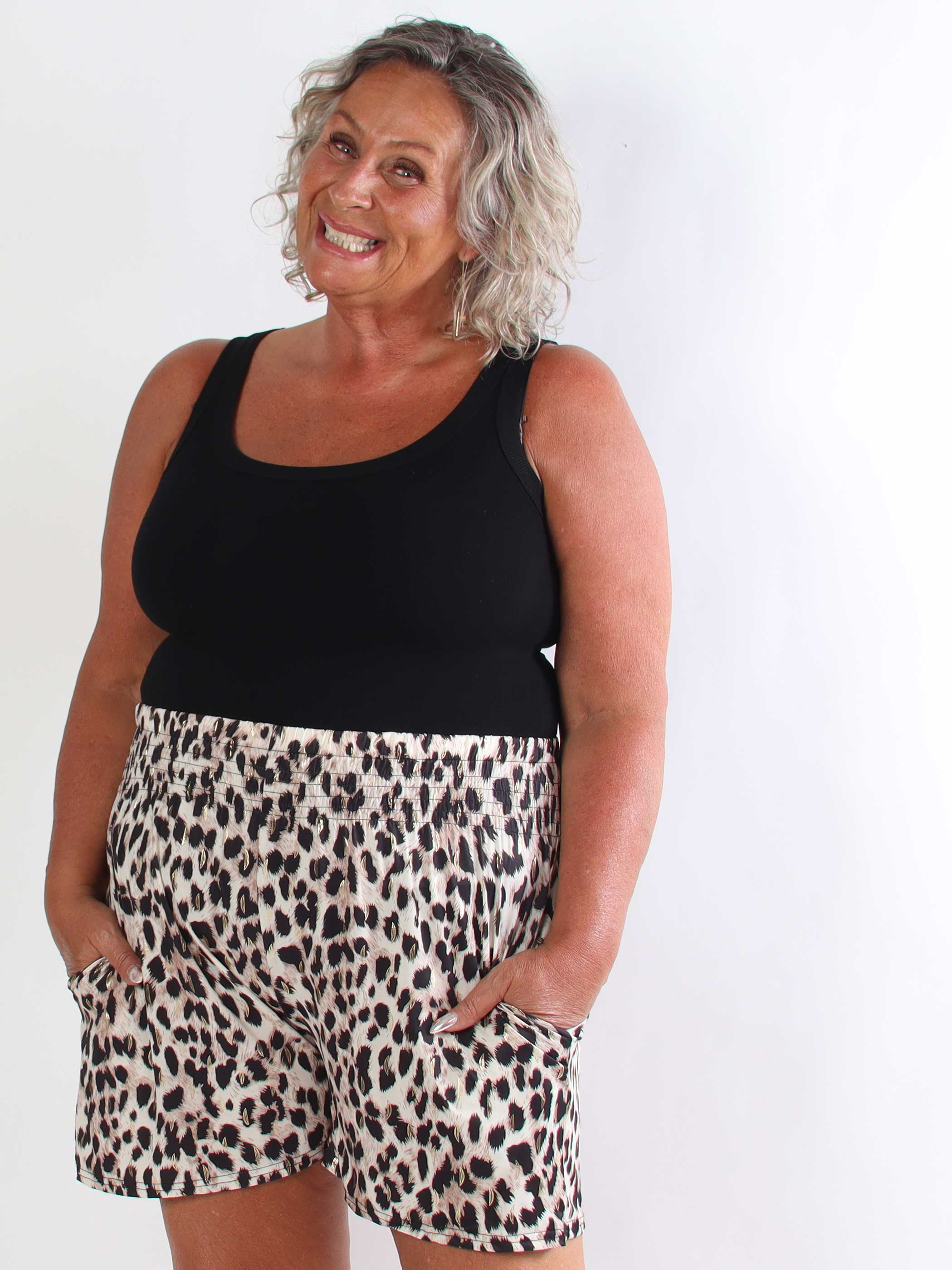 Pams Leo Shorts - Elastiske plus size shorts med leopardprint og gulddetaljer