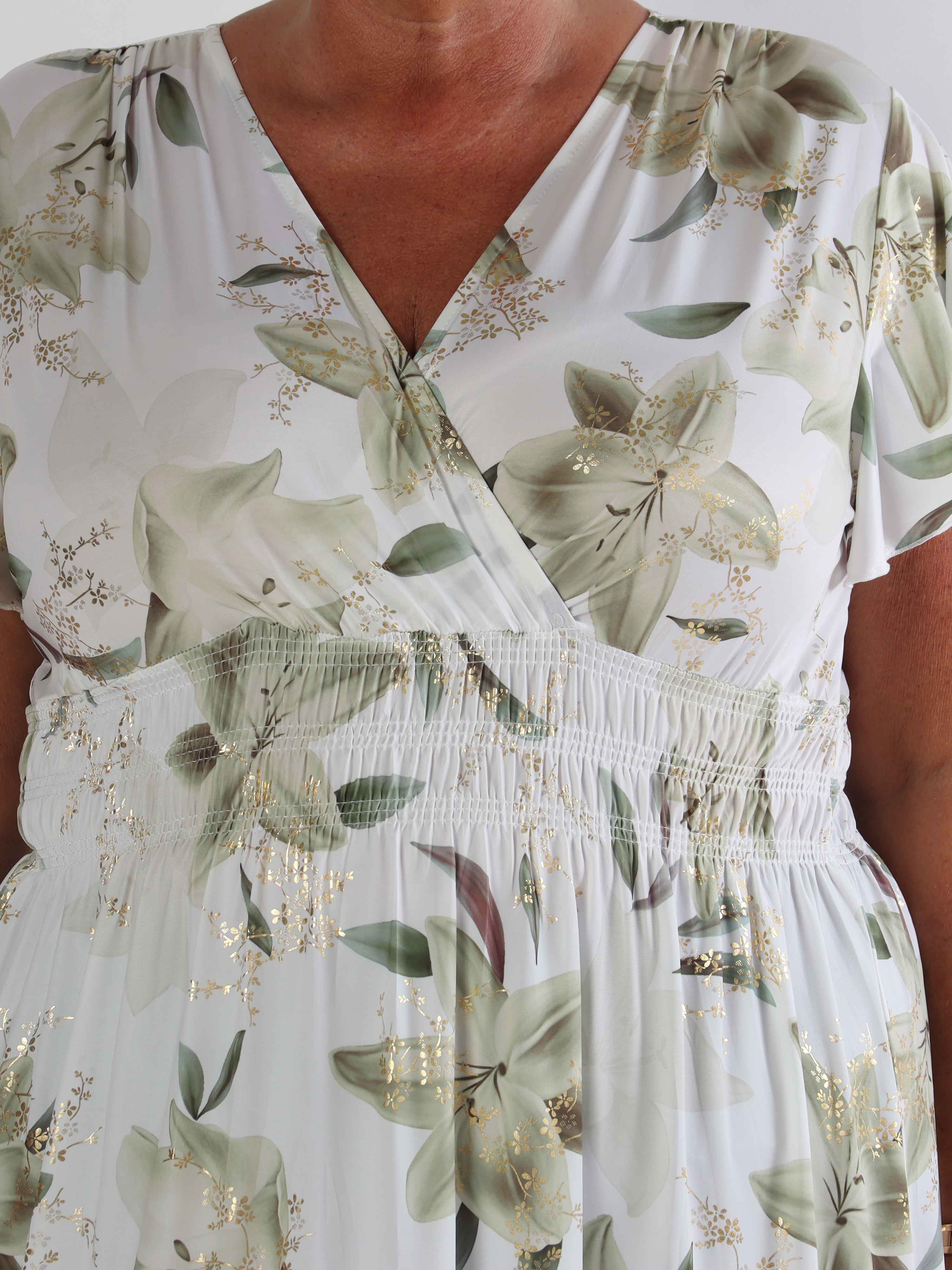 Pams Lilies - Elastisk plus size klänning med liljemönster och gulddetaljer