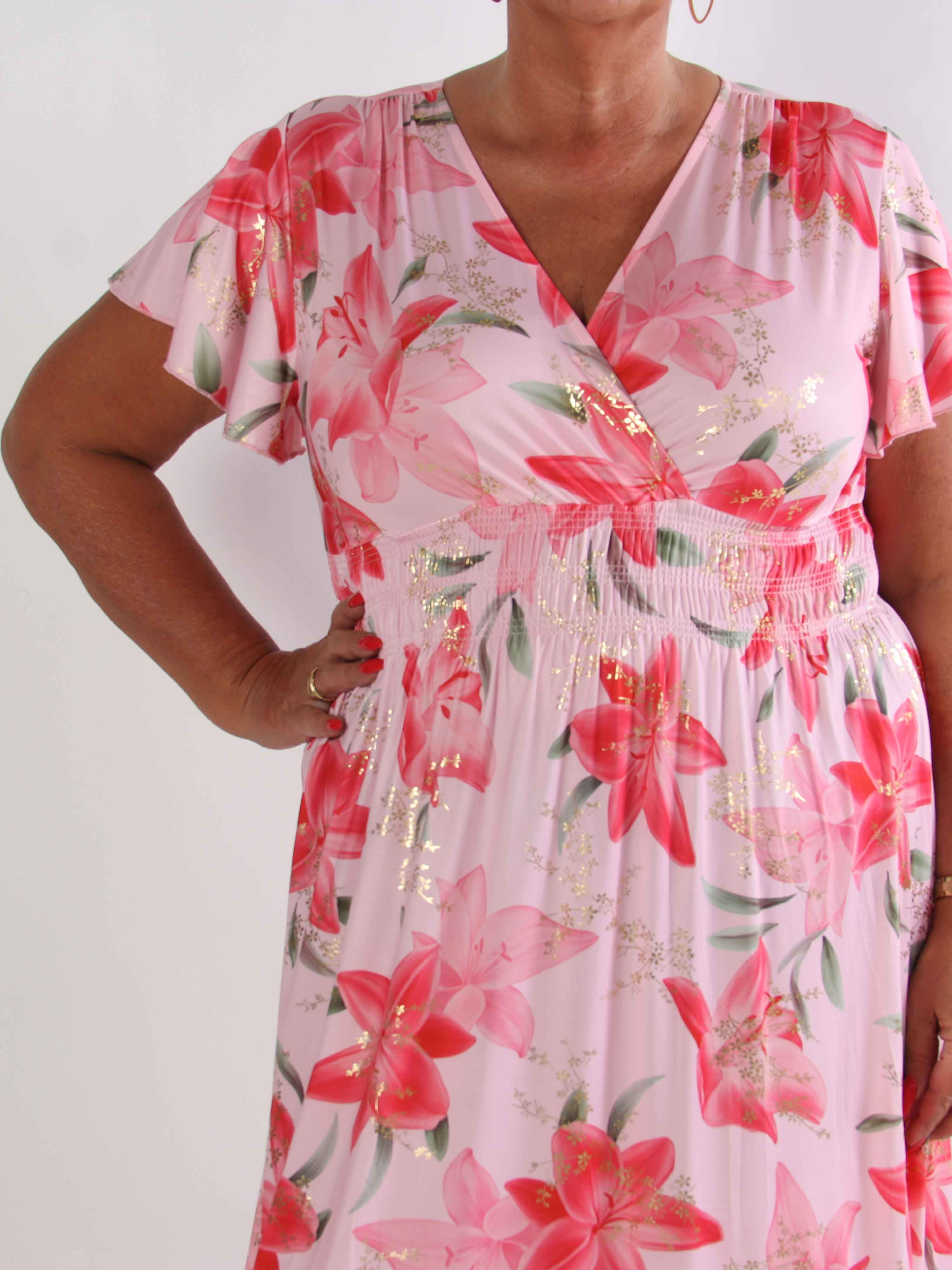 Pams Lilies - Elastisk plus size klänning med liljemönster och gulddetaljer