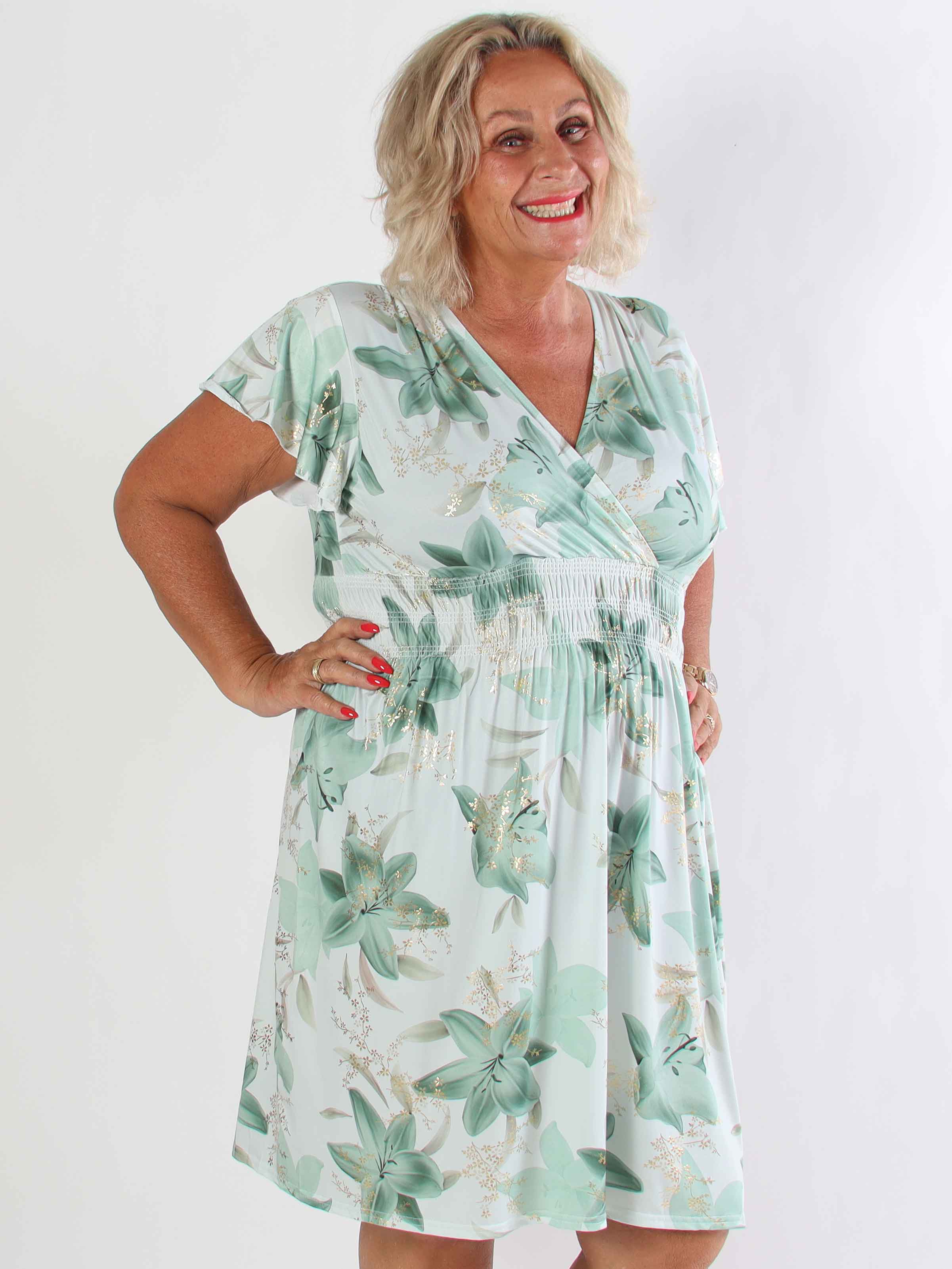 Pams Lilies Short - Kort elastisk plus size klänning med liljemönster och gulddetaljer