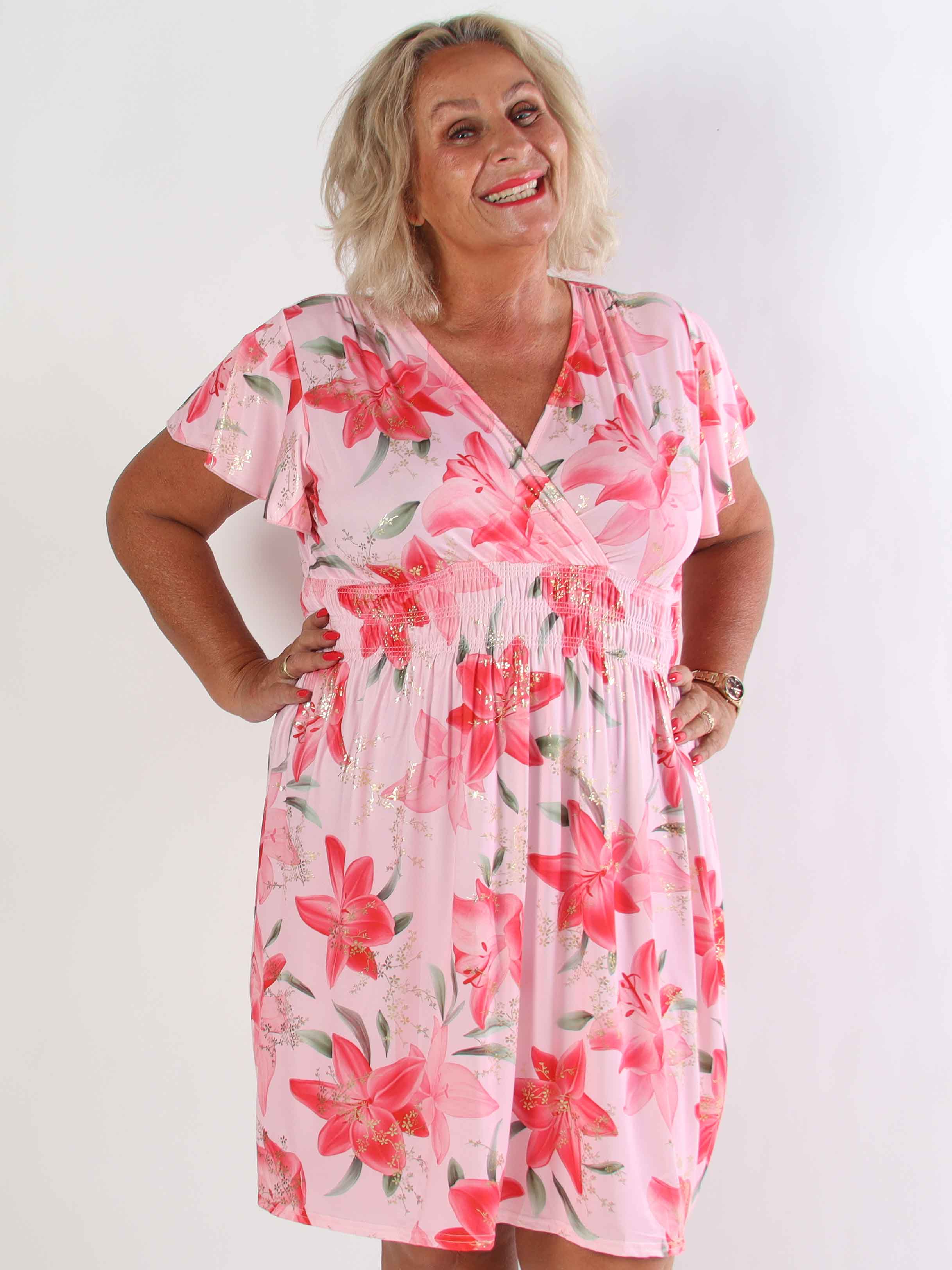 Pams Lilies Short - Kort elastisk plus size klänning med liljemönster och gulddetaljer