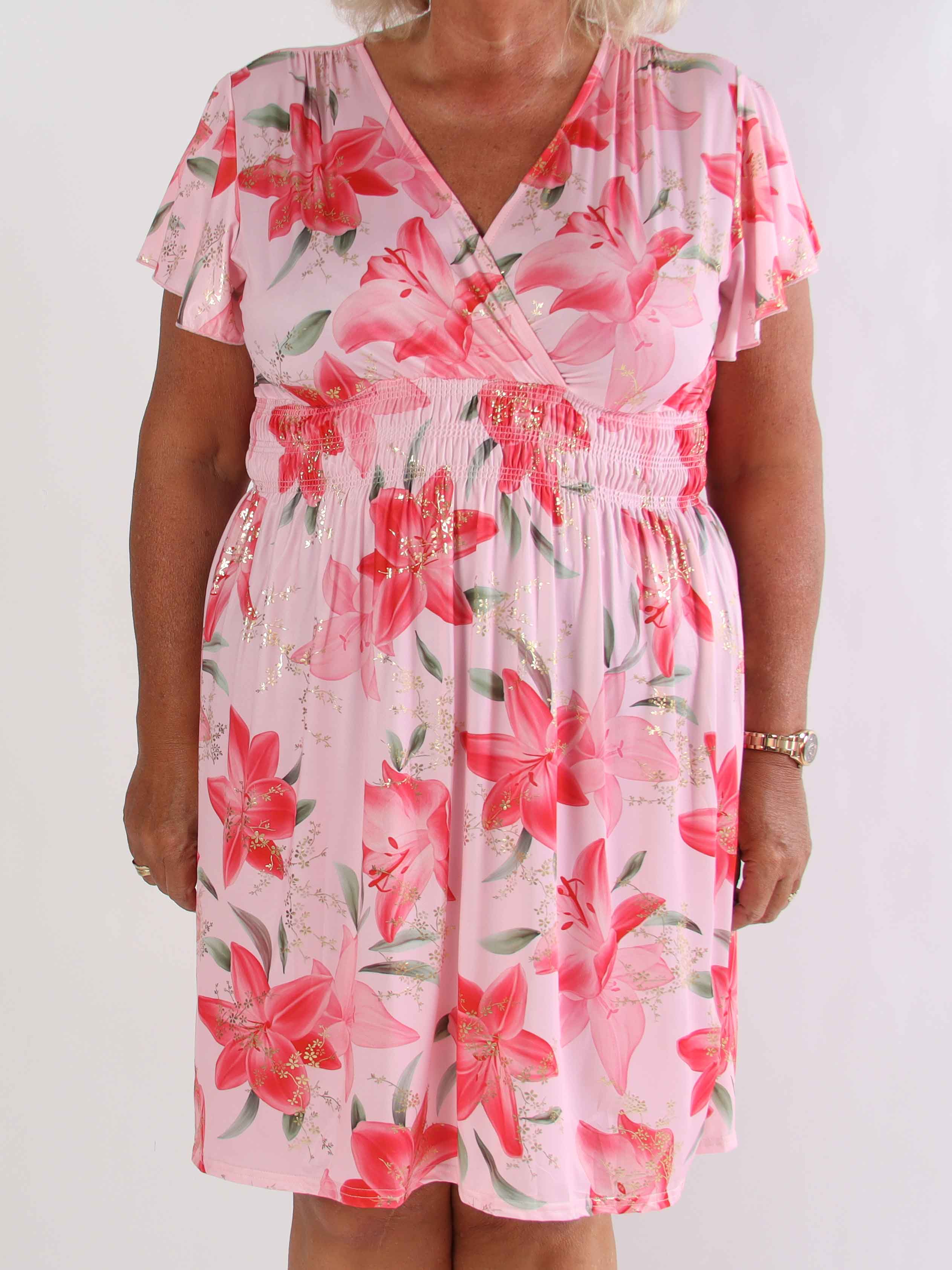 Pams Lilies Short - Kort elastisk plus size klänning med liljemönster och gulddetaljer