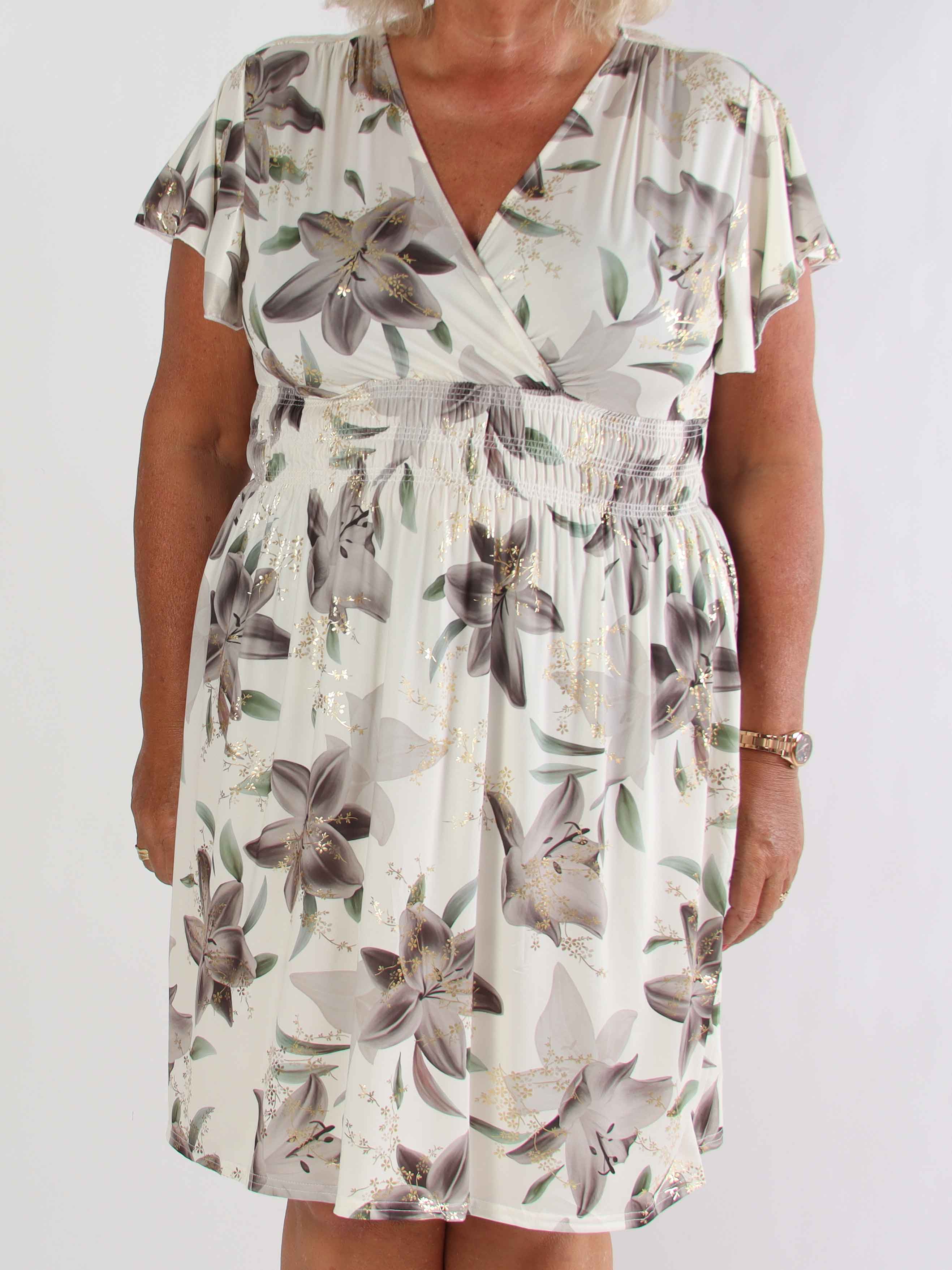 Pams Lilies Short - Kort elastisk plus size klänning med liljemönster och gulddetaljer