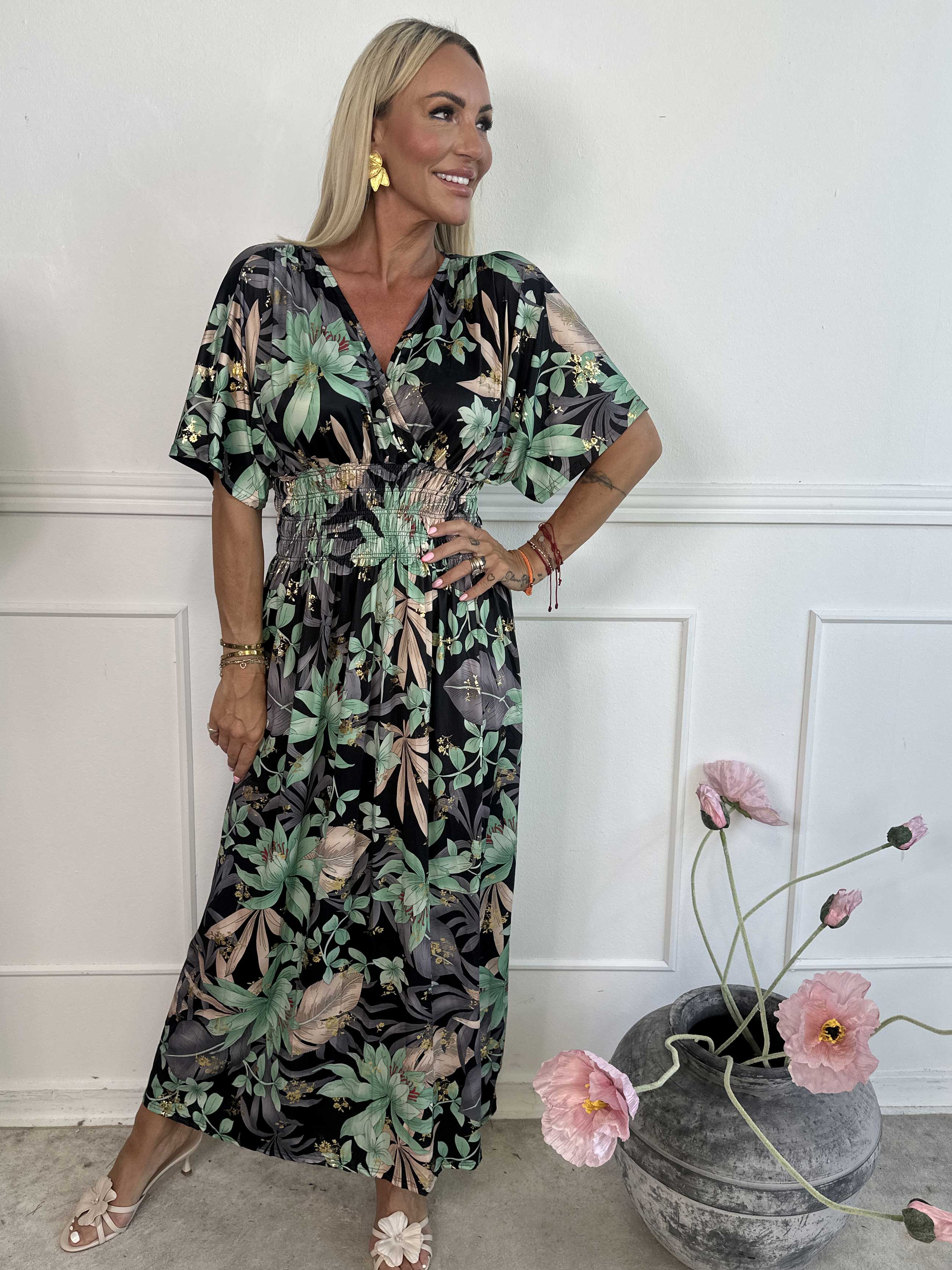 Pams New Leaf - Lång elastisk klänning med blommigt mönster och gulddetaljer