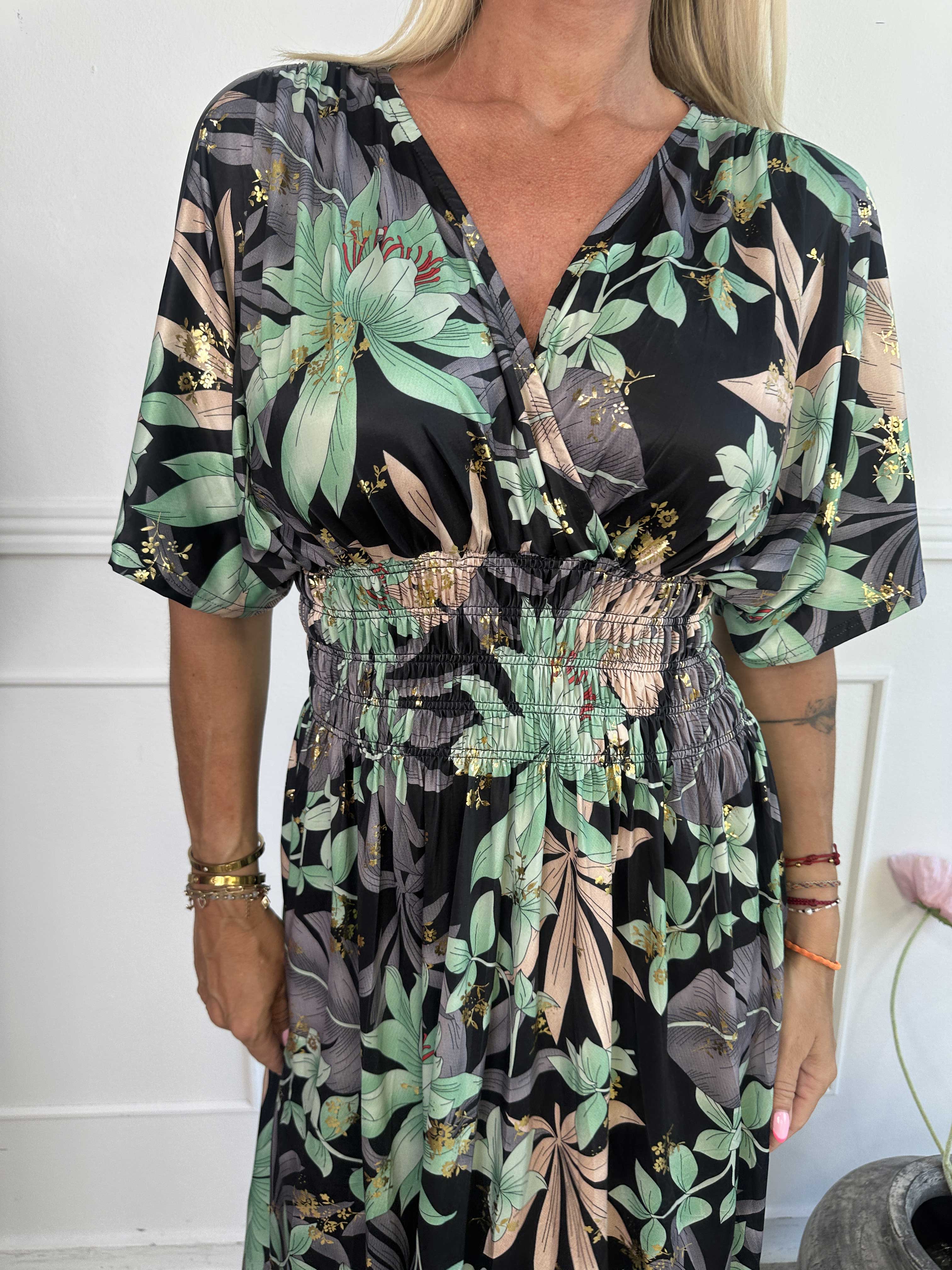 Pams New Leaf - Lång elastisk klänning med blommigt mönster och gulddetaljer