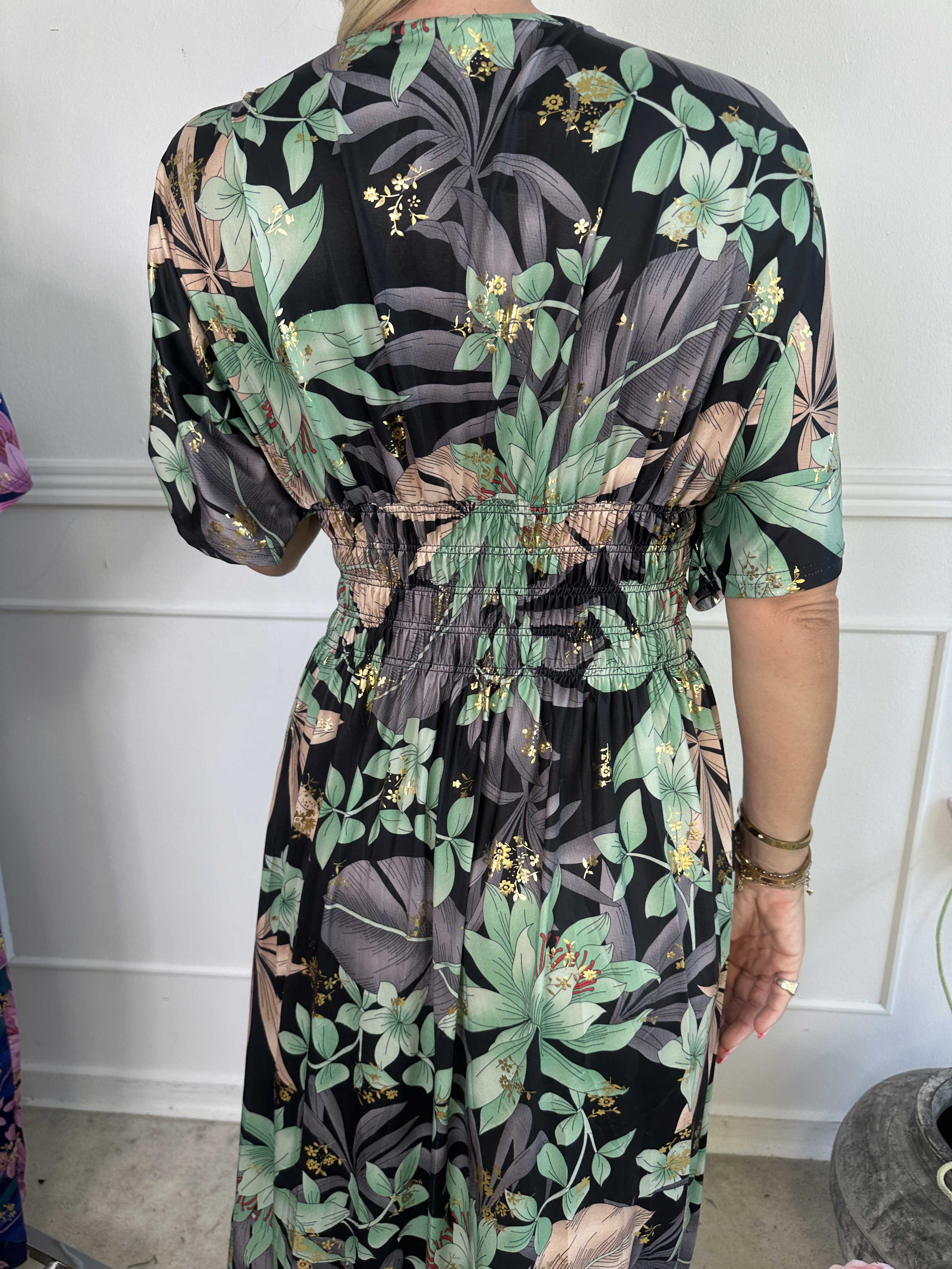 Pams New Leaf - Lång elastisk klänning med blommigt mönster och gulddetaljer