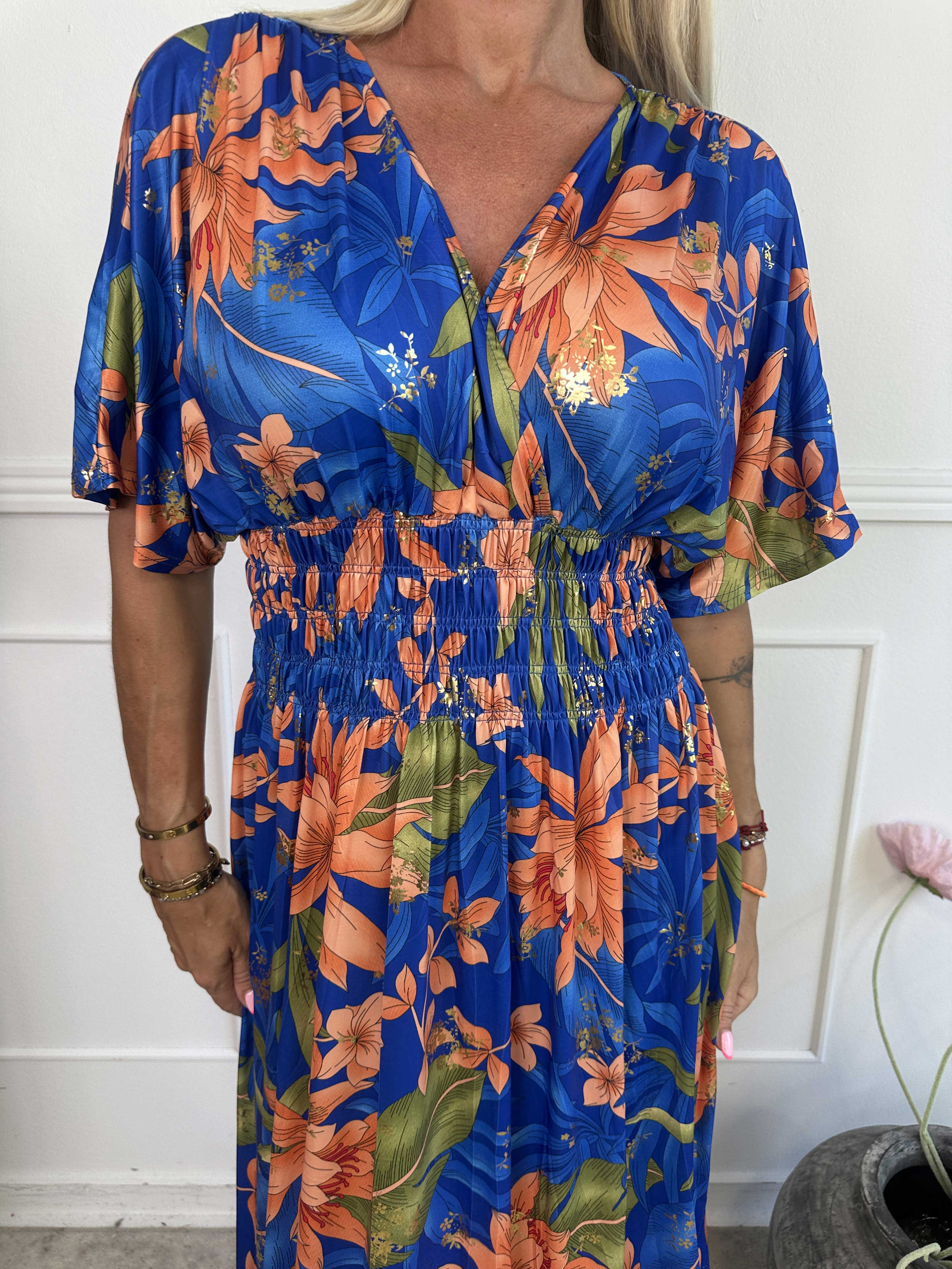 Pams New Leaf - Lång elastisk klänning med blommigt mönster och gulddetaljer