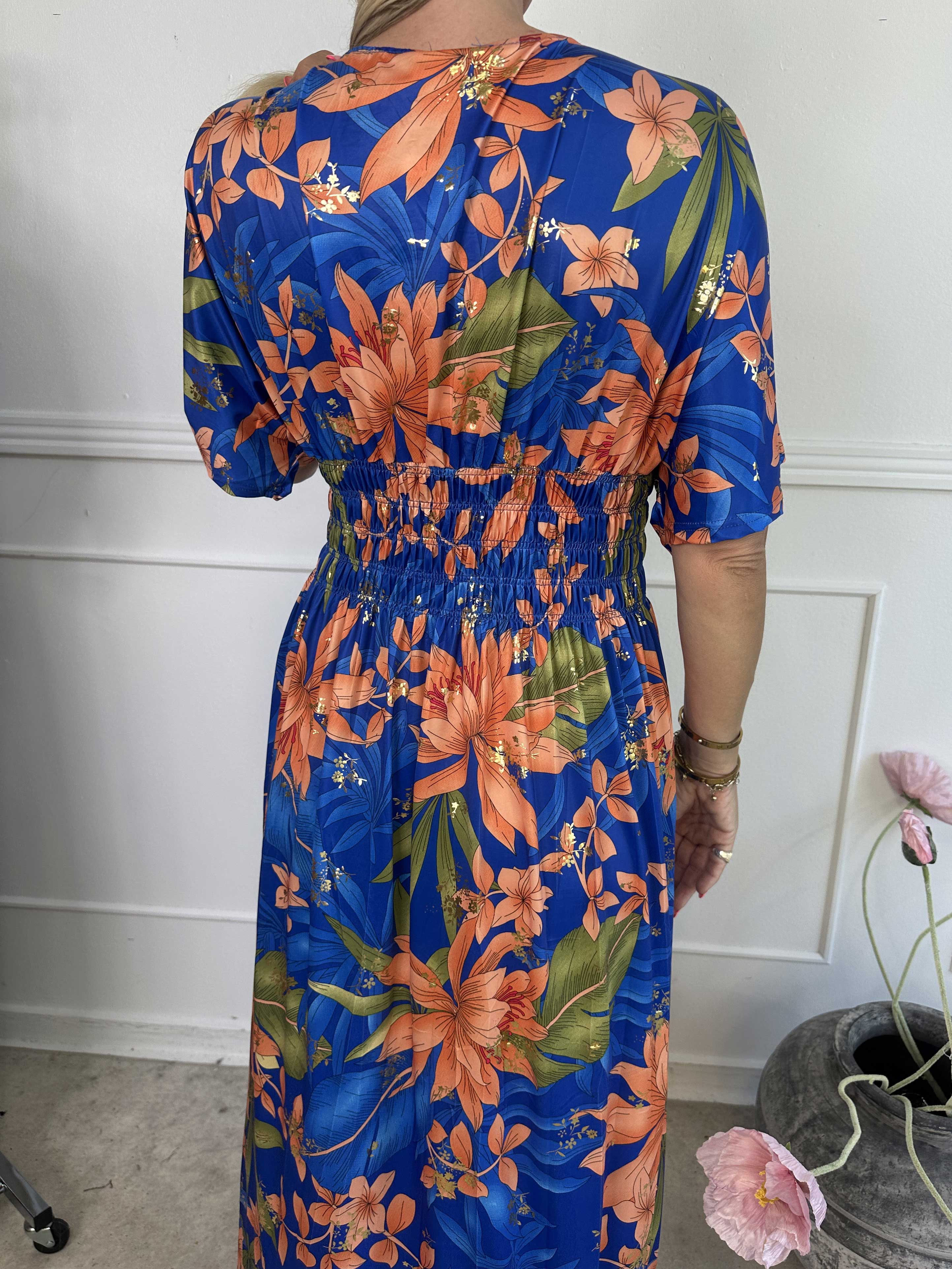 Pams New Leaf - Lång elastisk klänning med blommigt mönster och gulddetaljer