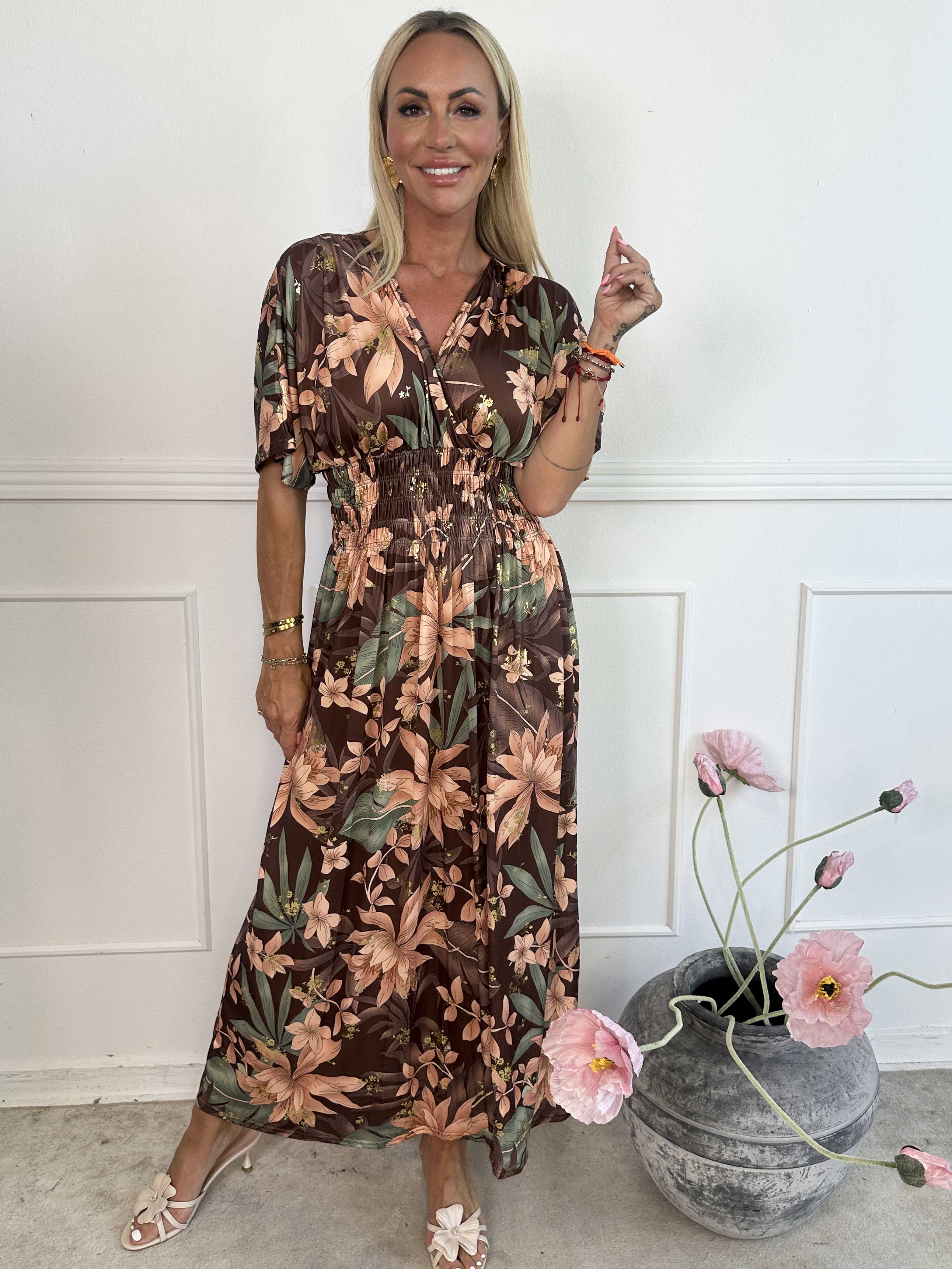 Pams New Leaf - Lång elastisk klänning med blommigt mönster och gulddetaljer