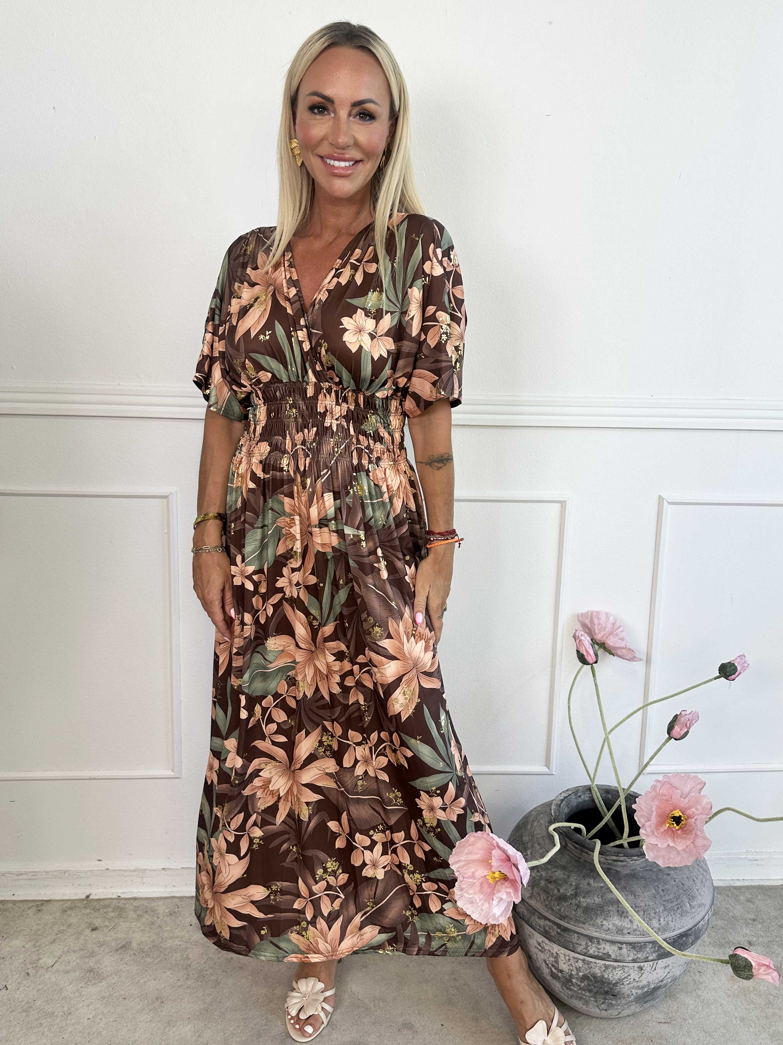 Pams New Leaf - Lång elastisk klänning med blommigt mönster och gulddetaljer