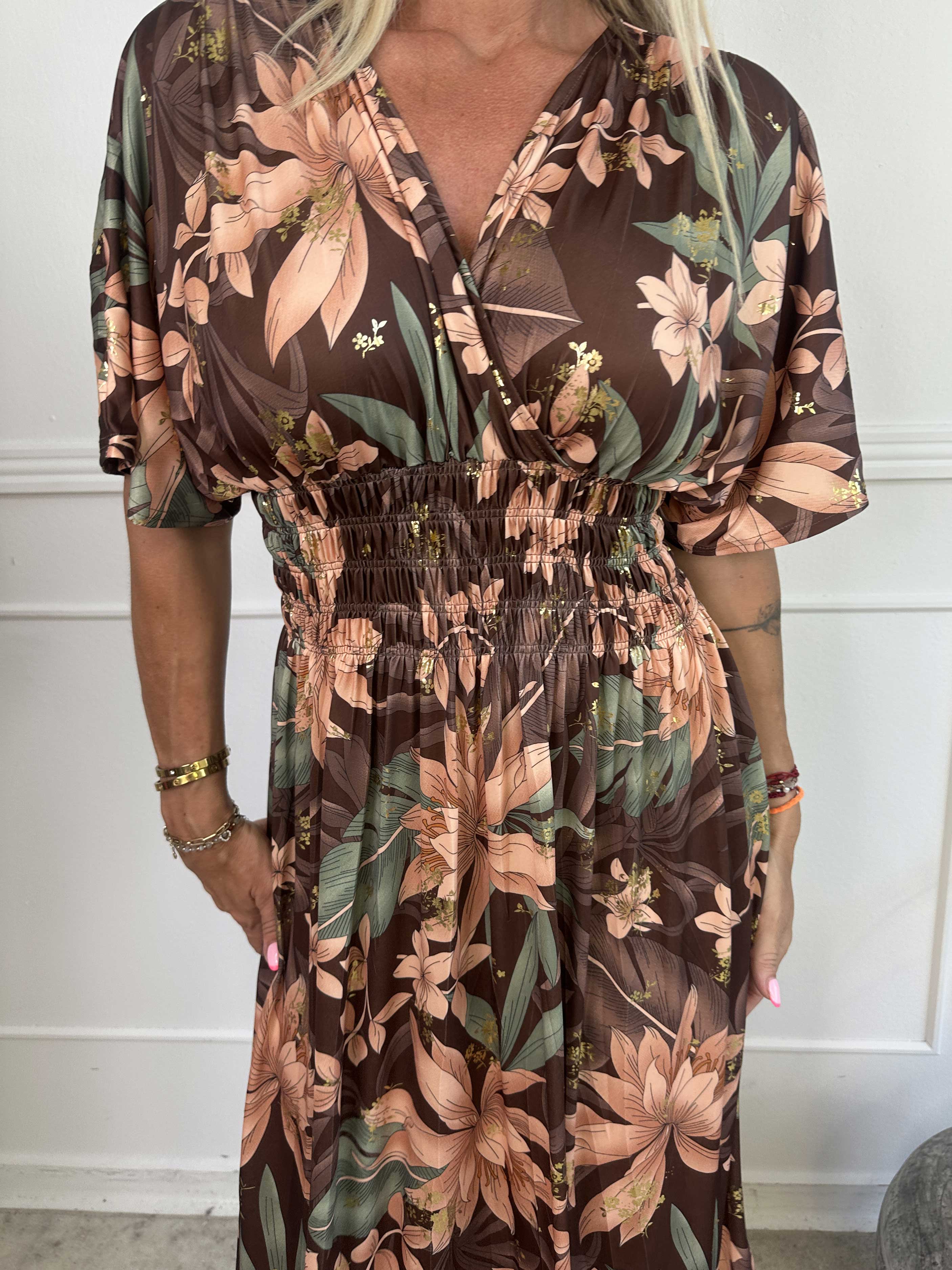 Pams New Leaf - Lång elastisk klänning med blommigt mönster och gulddetaljer