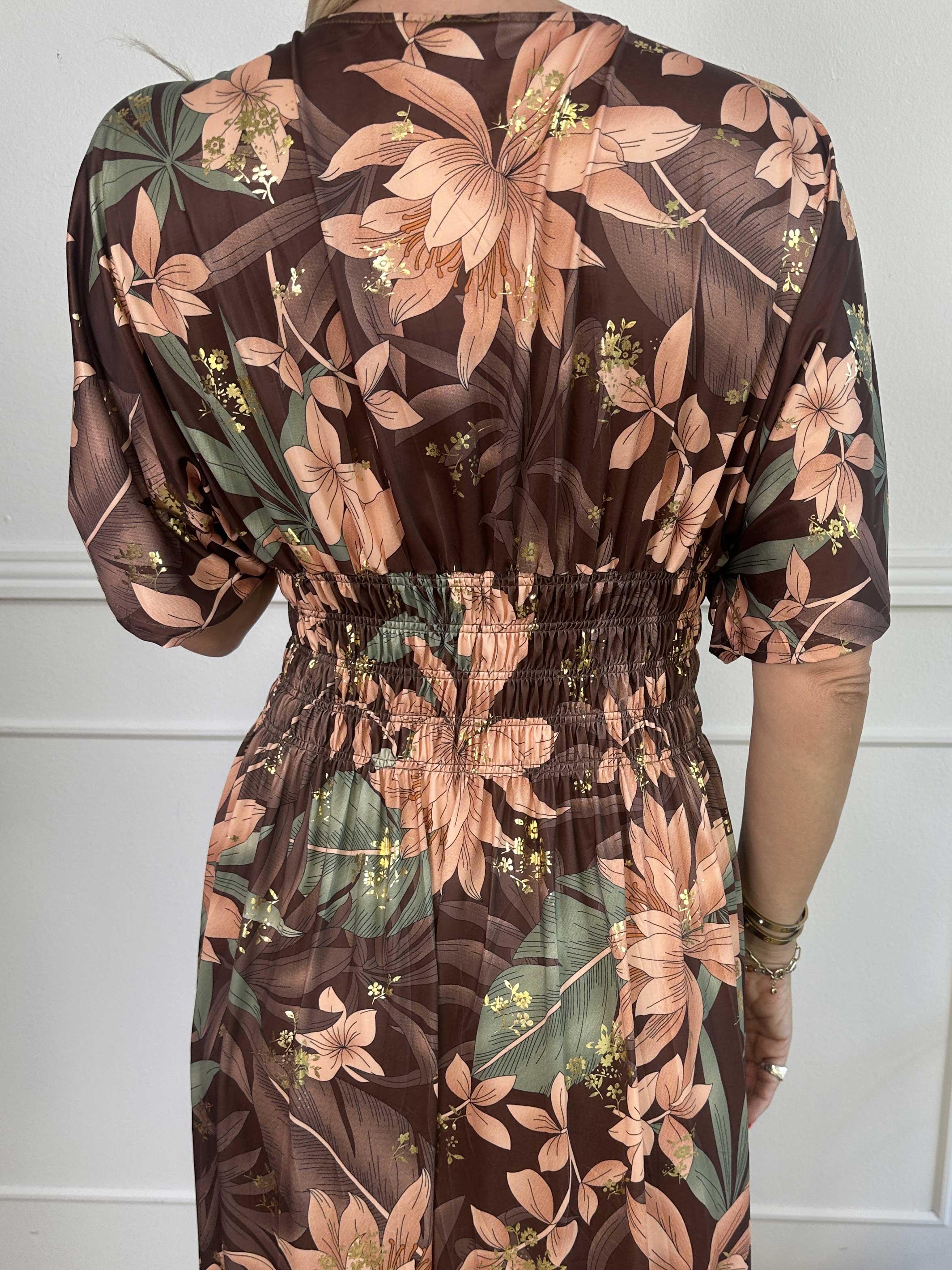 Pams New Leaf - Lång elastisk klänning med blommigt mönster och gulddetaljer