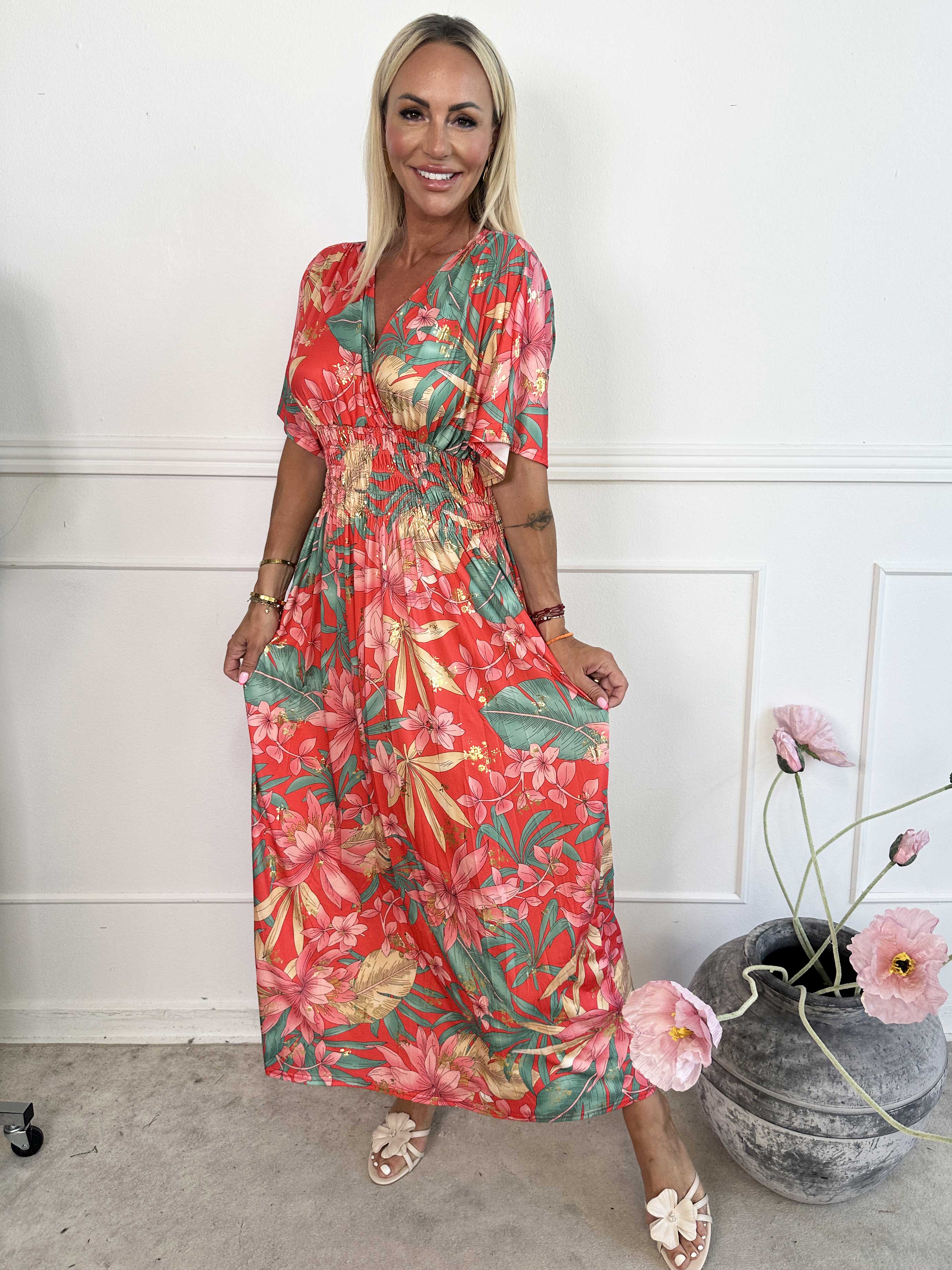 Pams New Leaf - Lång elastisk klänning med blommigt mönster och gulddetaljer