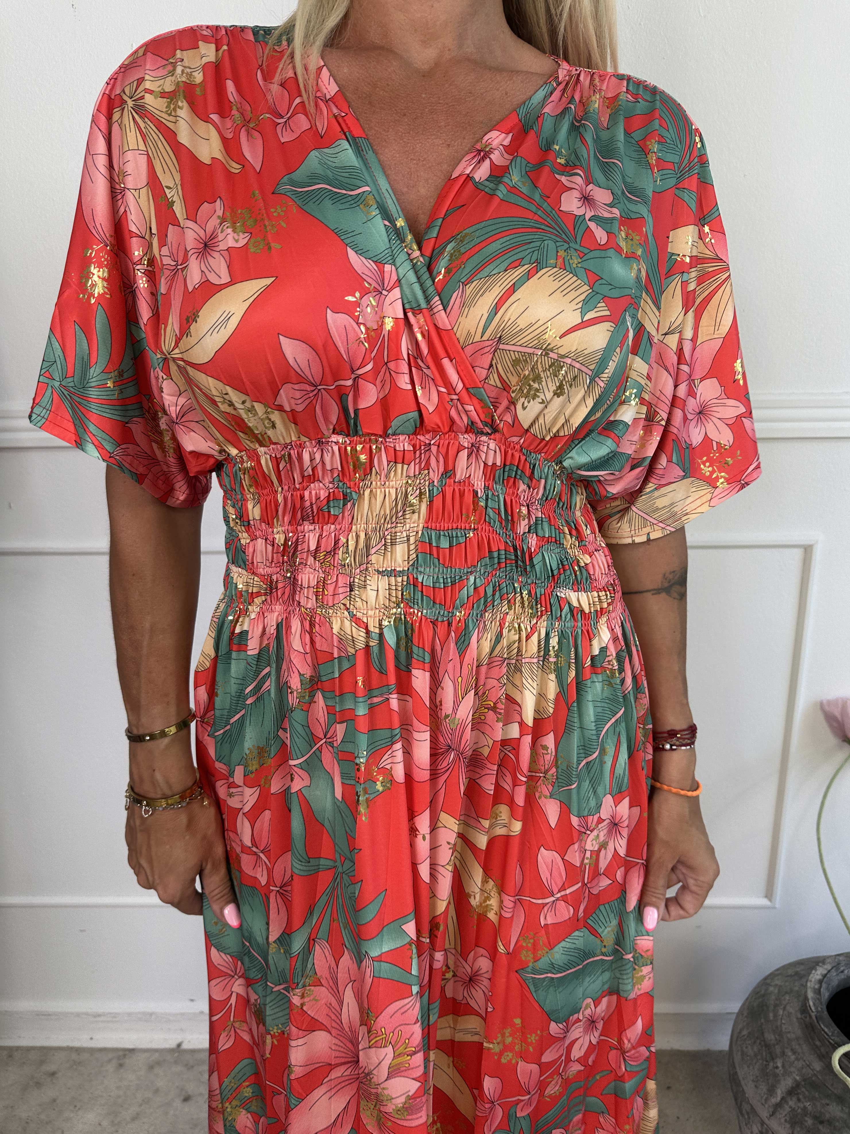 Pams New Leaf - Lång elastisk klänning med blommigt mönster och gulddetaljer