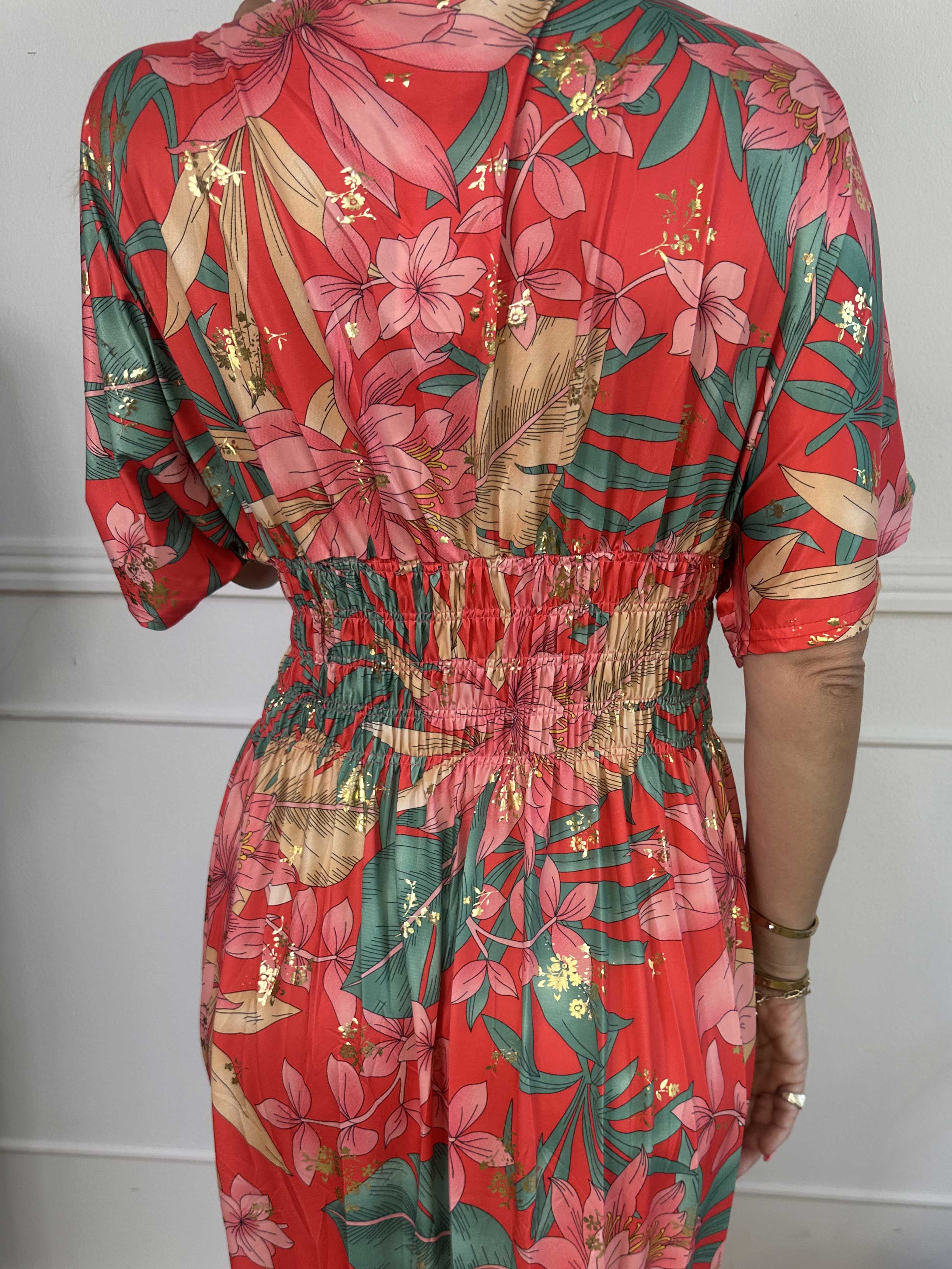 Pams New Leaf - Lång elastisk klänning med blommigt mönster och gulddetaljer