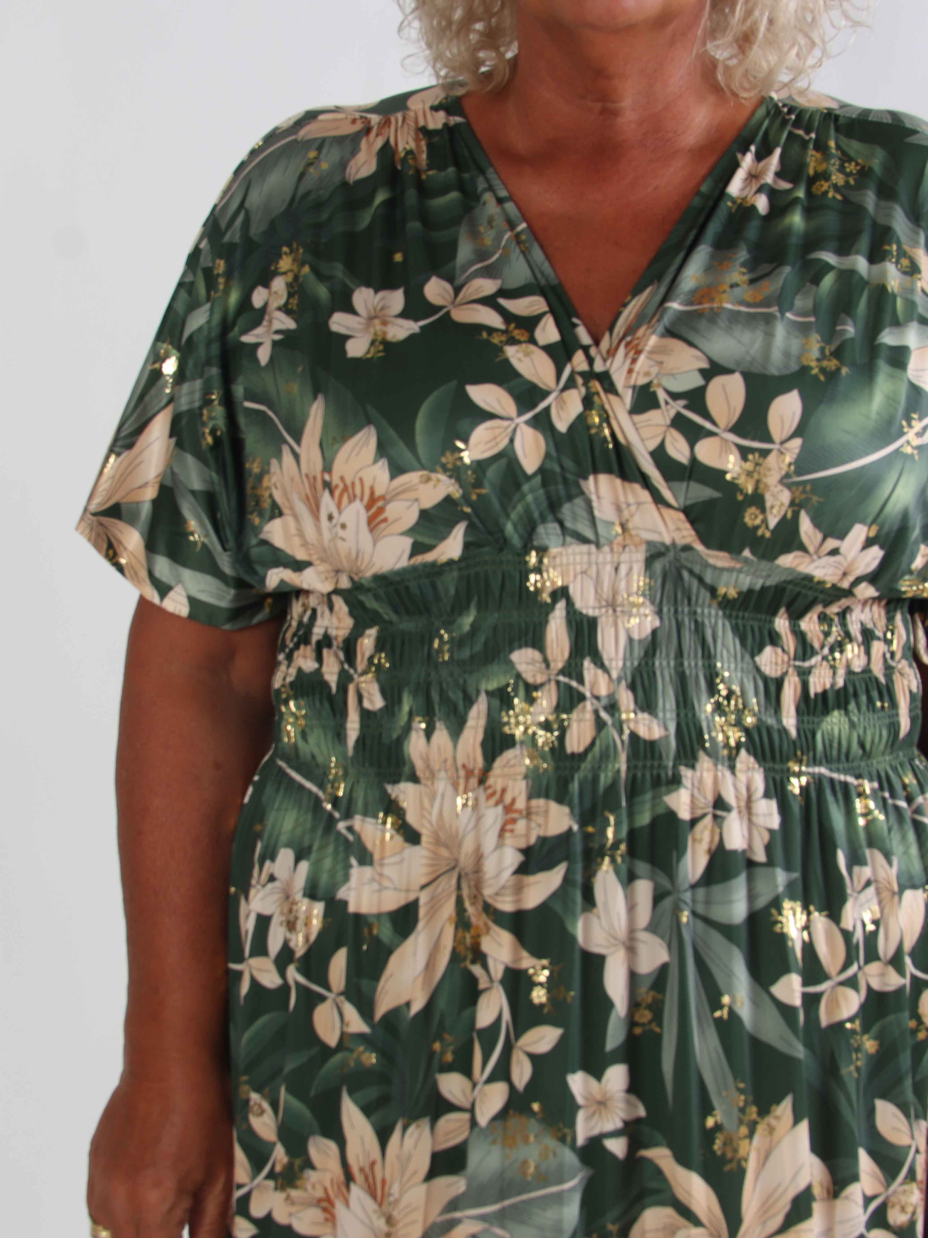 Pams New Leaf - Lång plus size klänning med blommigt mönster och gulddetaljer