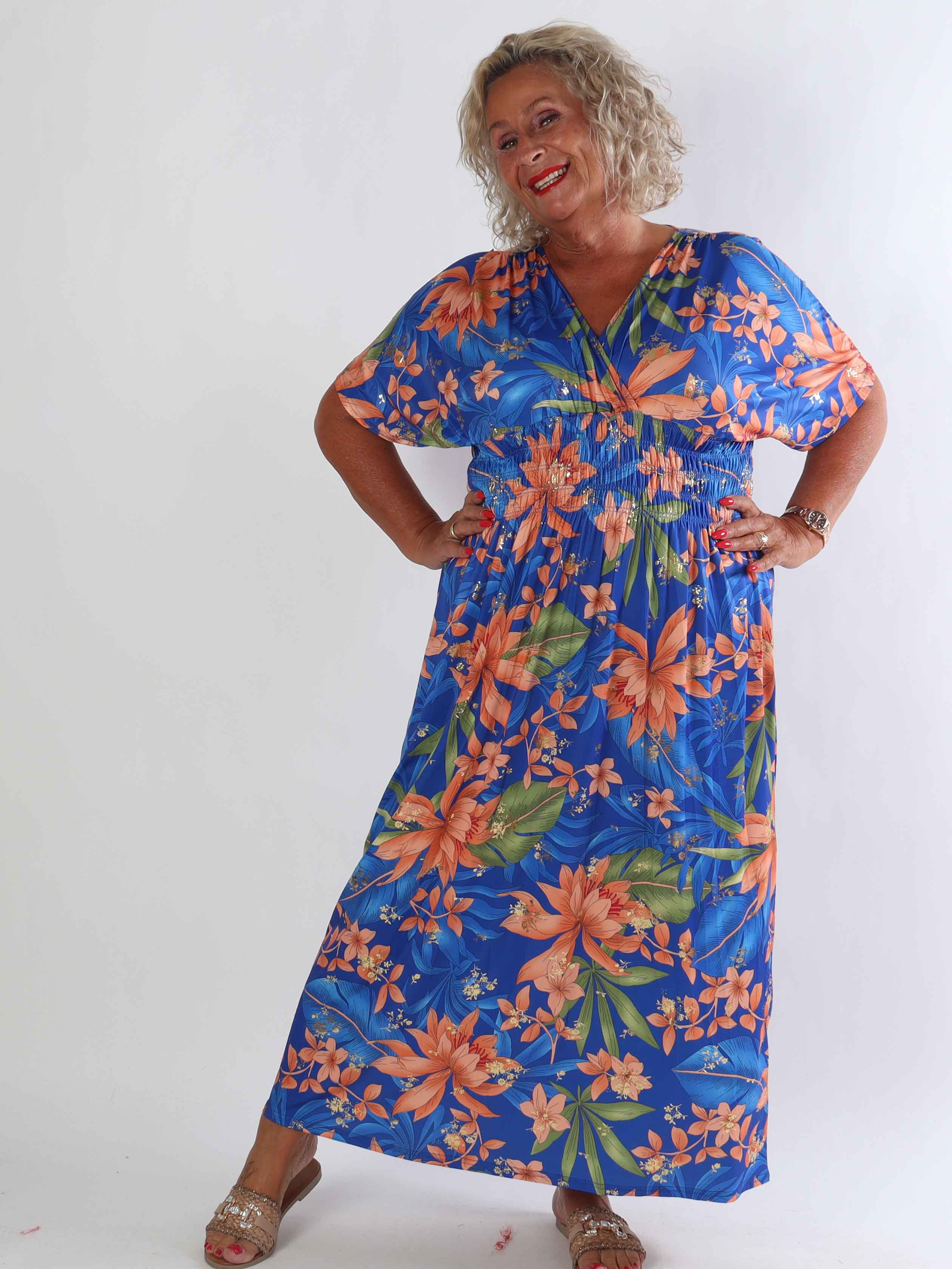 Pams New Leaf - Lång plus size klänning med blommigt mönster och gulddetaljer