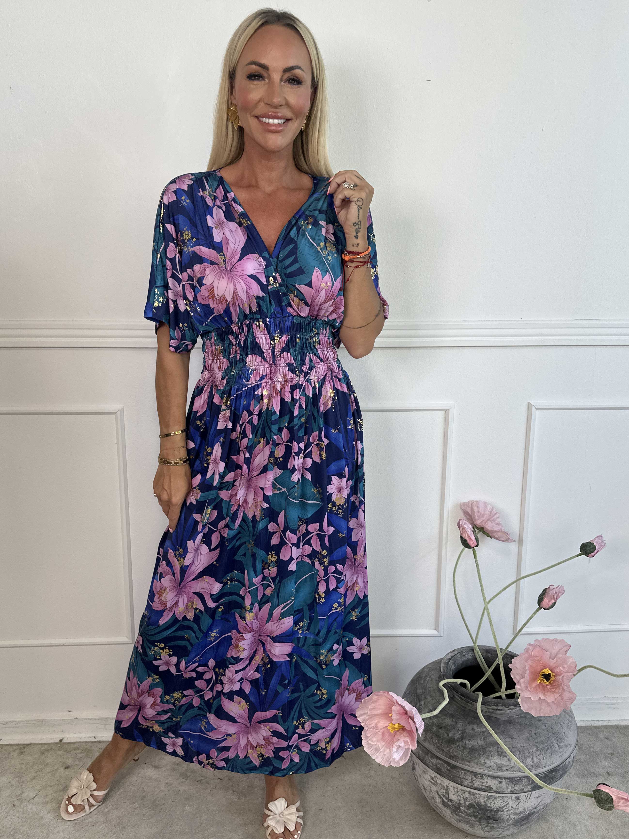 Pams New Leaf - Lång elastisk klänning med blommigt mönster och gulddetaljer