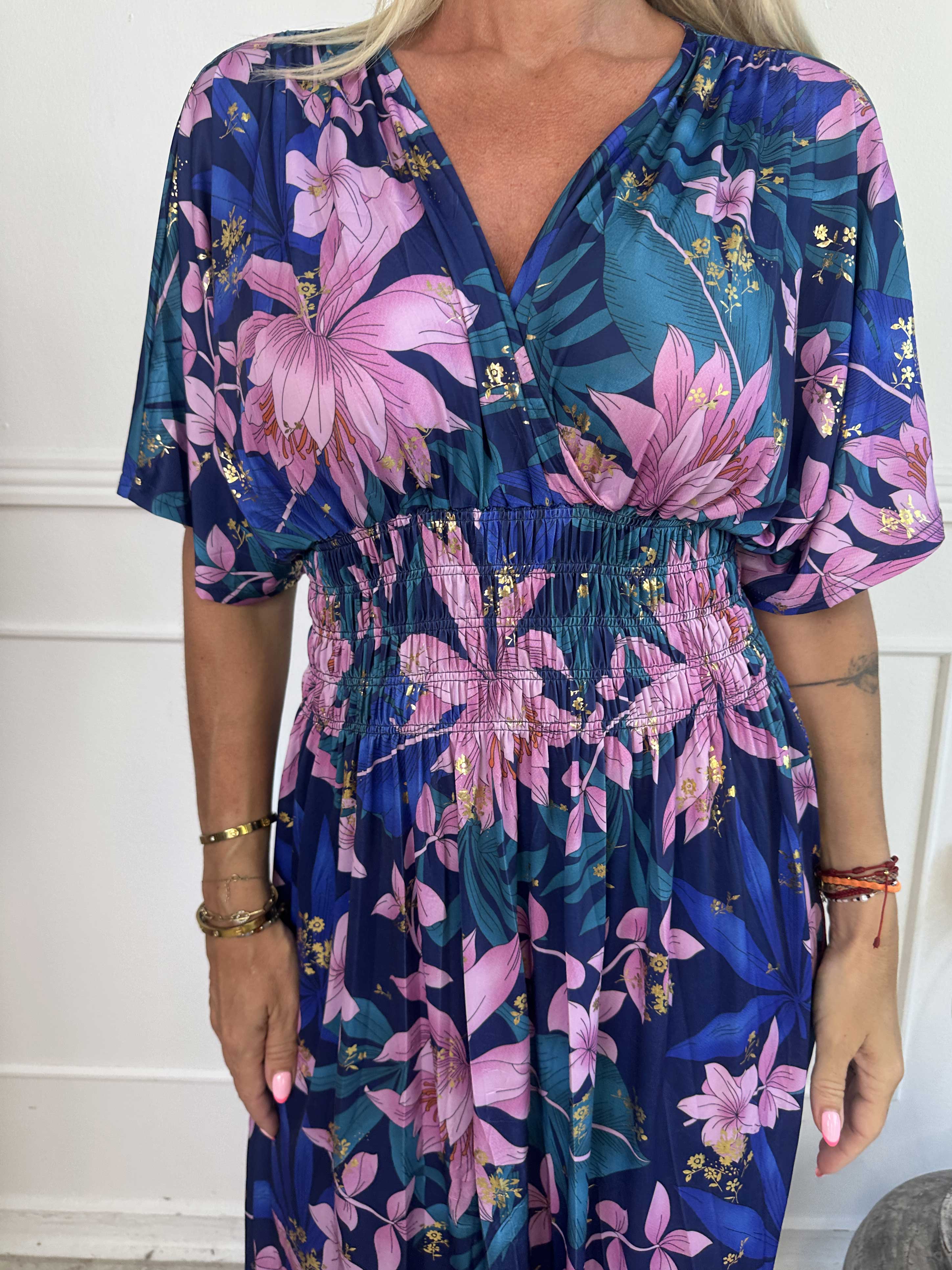 Pams New Leaf - Lång elastisk klänning med blommigt mönster och gulddetaljer