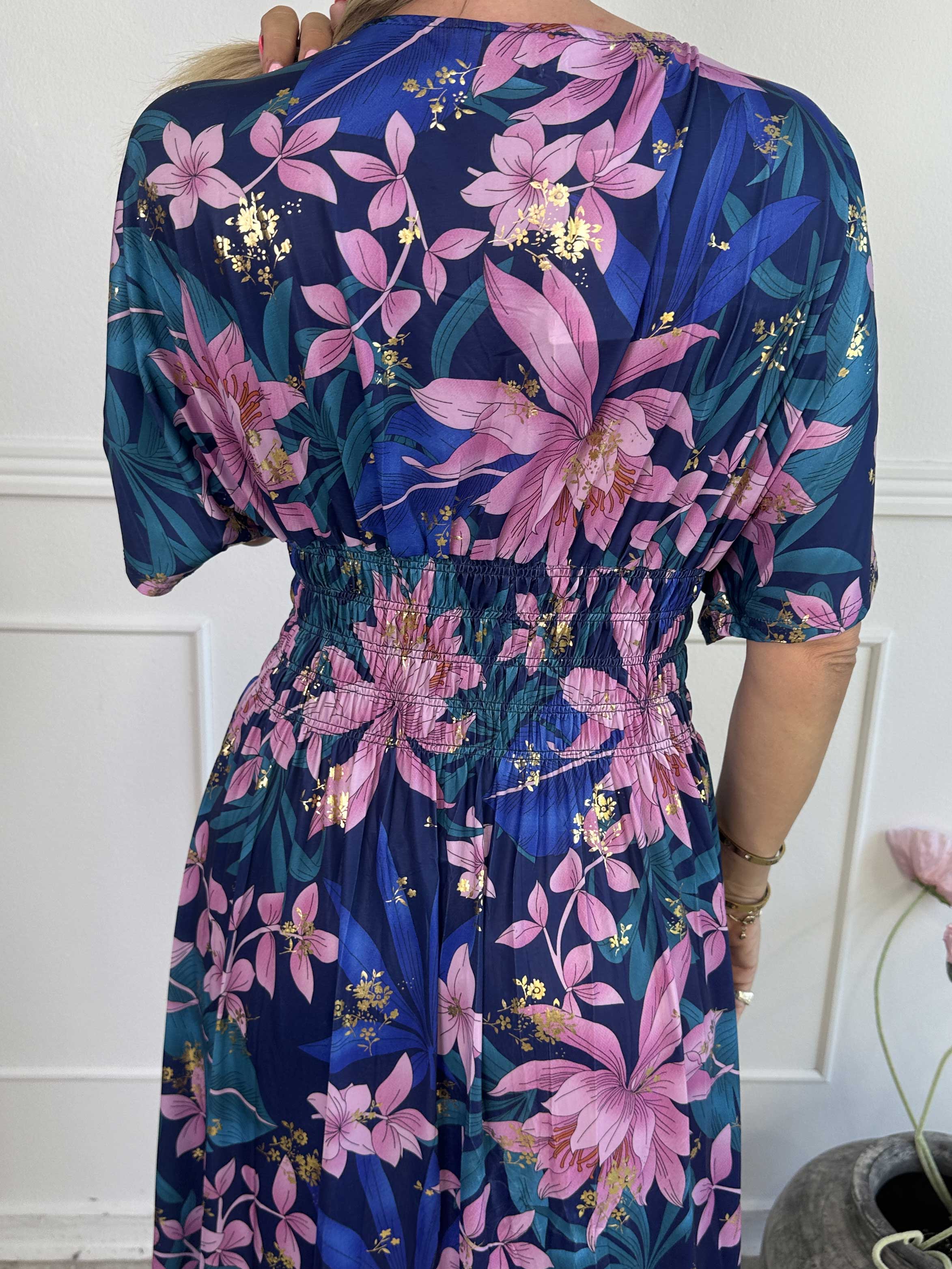 Pams New Leaf - Lång elastisk klänning med blommigt mönster och gulddetaljer