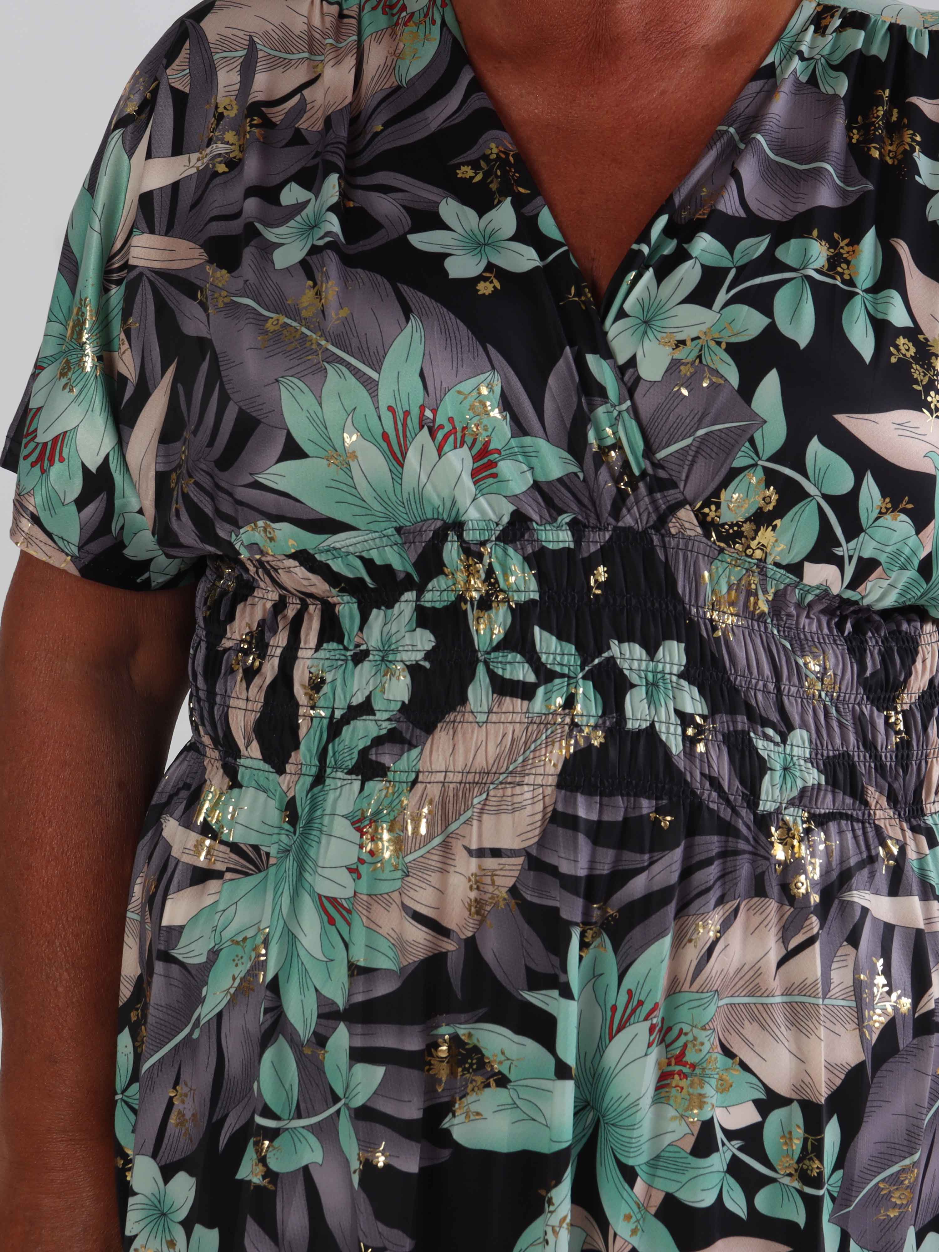 Pams New Leaf Short - Plus size klänning med färgat blommönster och gulddetaljer