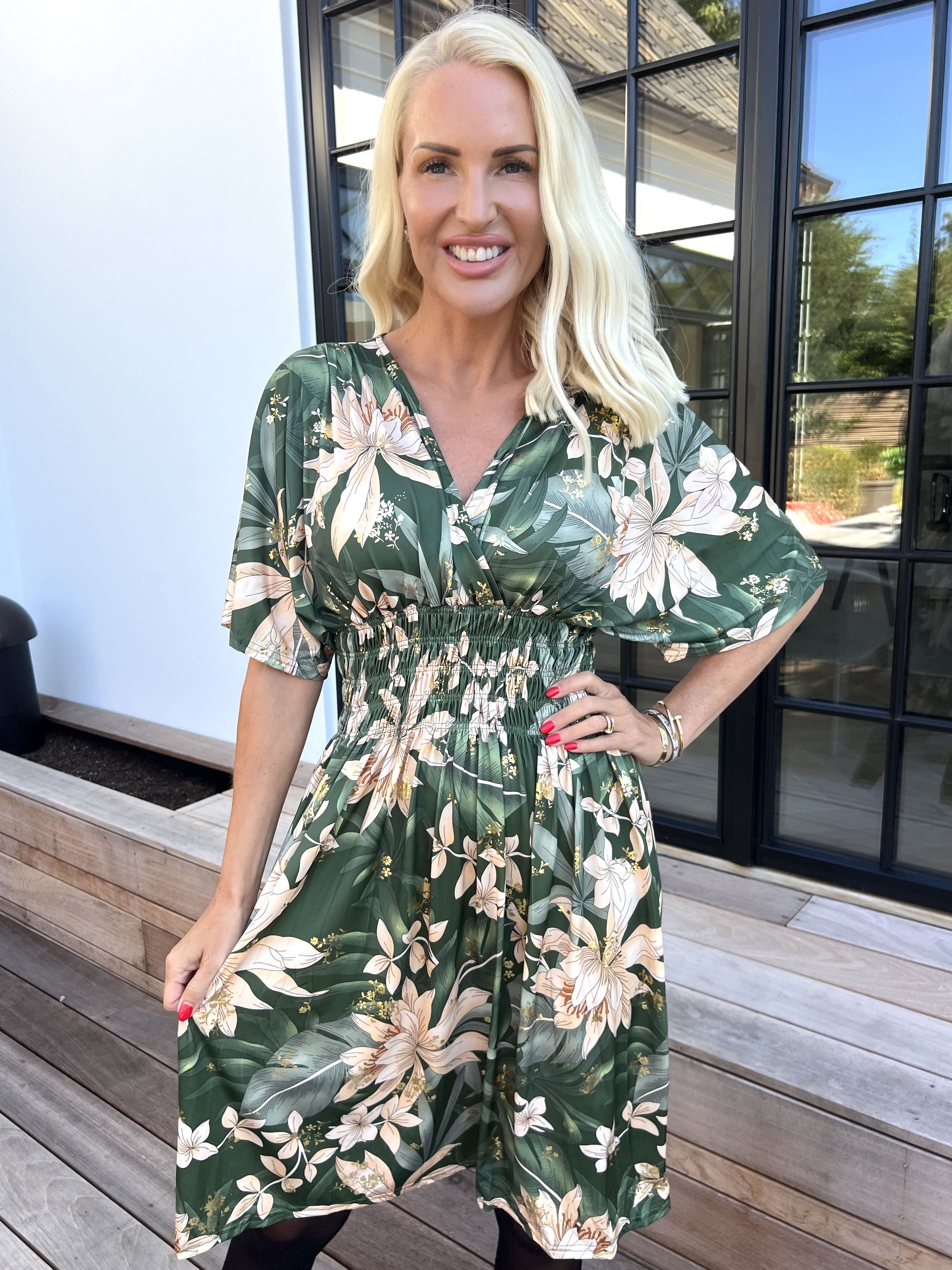 Pams New Leaf Short - Elastisk klänning med färgat blommönster och gulddetaljer