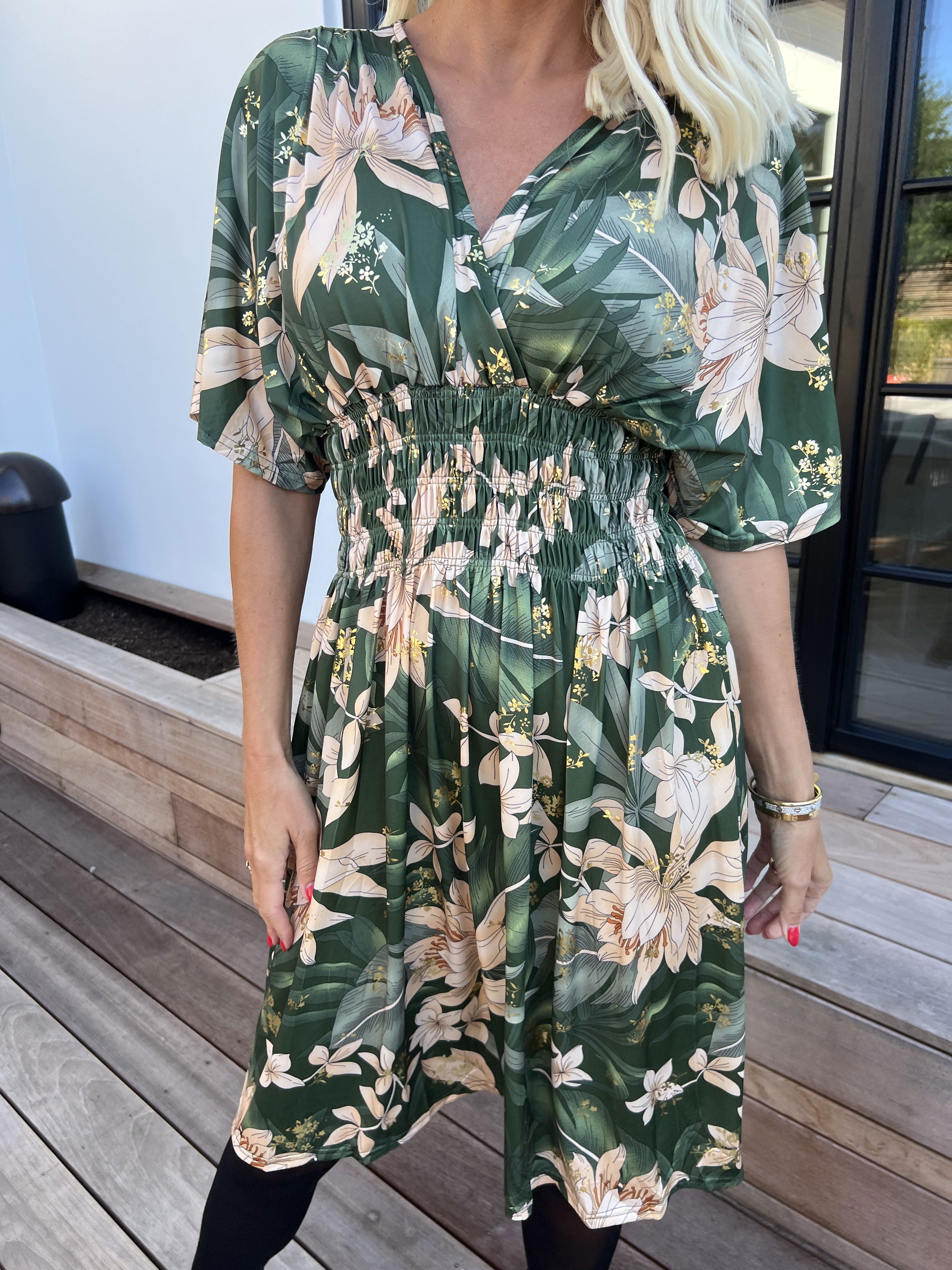 Pams New Leaf Short - Elastisk klänning med färgat blommönster och gulddetaljer