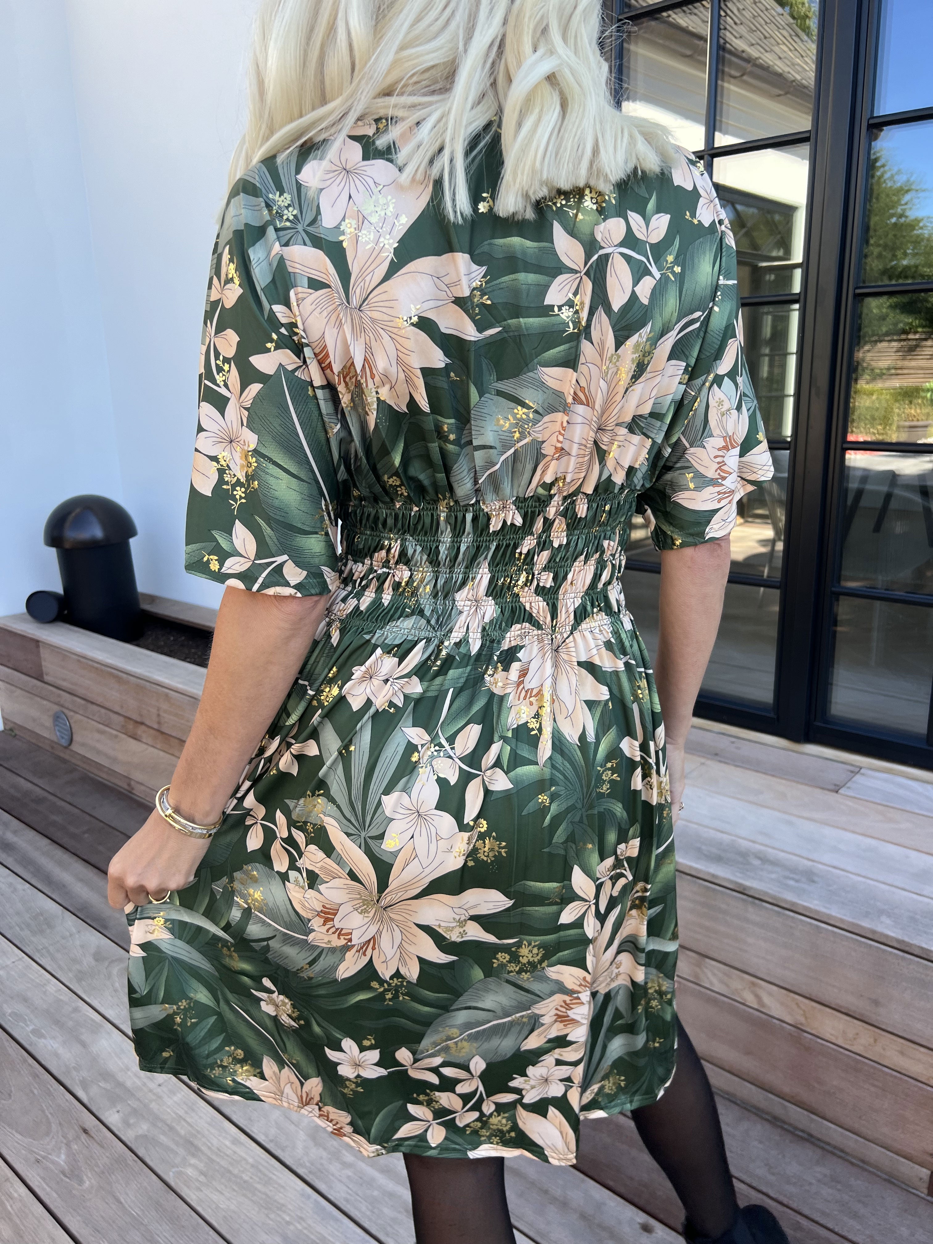 Pams New Leaf Short - Elastisk klänning med färgat blommönster och gulddetaljer