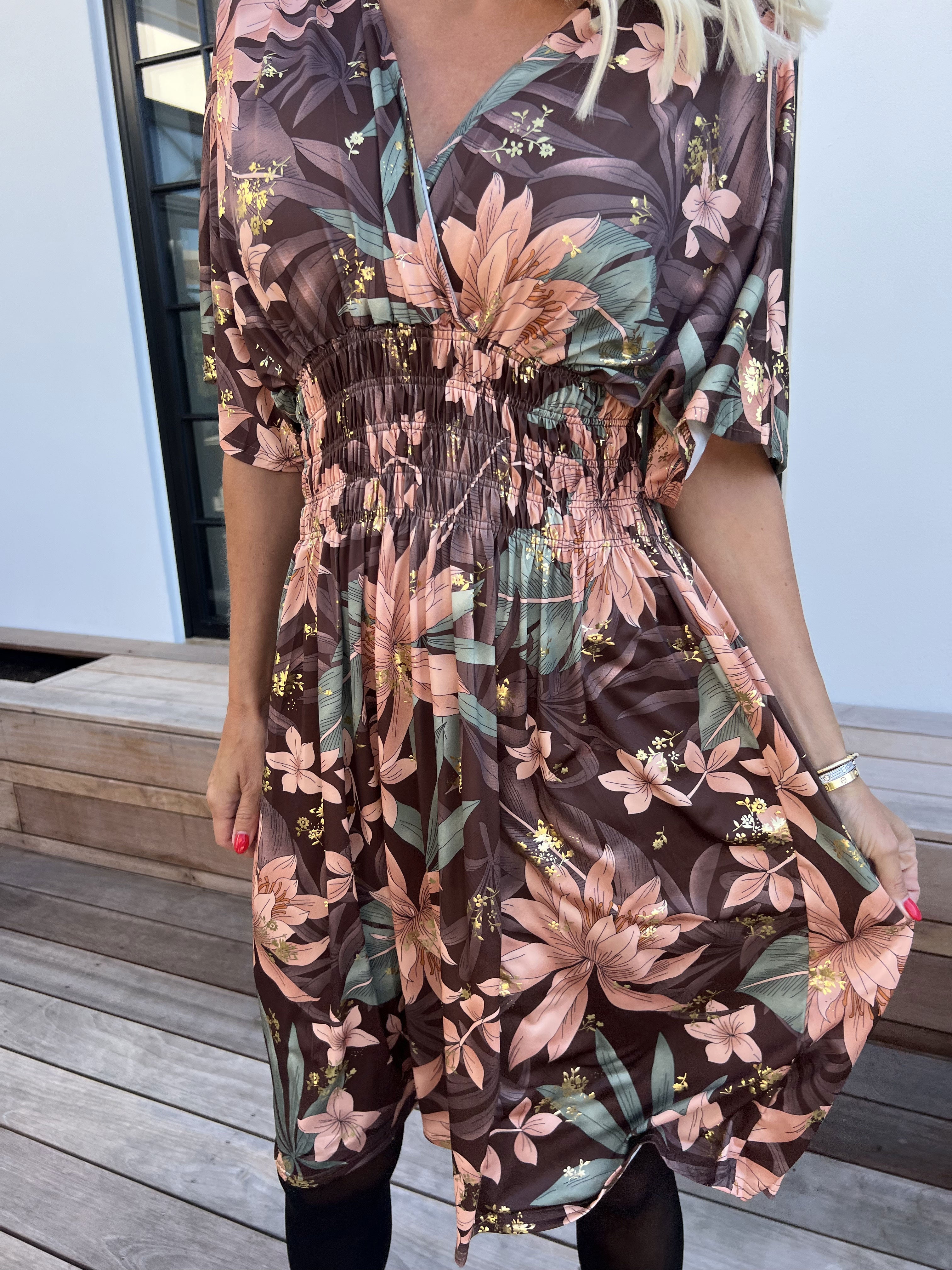 Pams New Leaf Short - Elastisk klänning med färgat blommönster och gulddetaljer