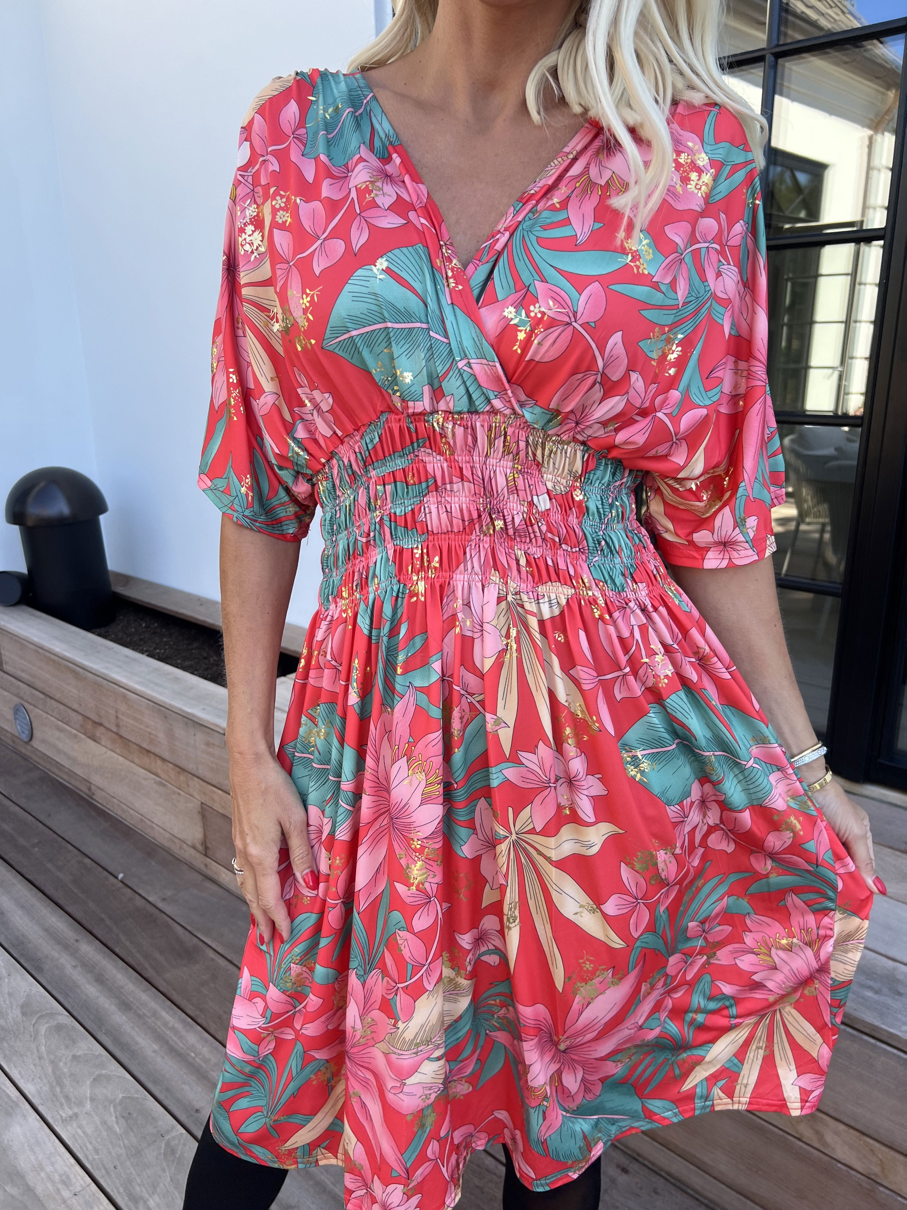 Pams New Leaf Short - Elastisk klänning med färgat blommönster och gulddetaljer