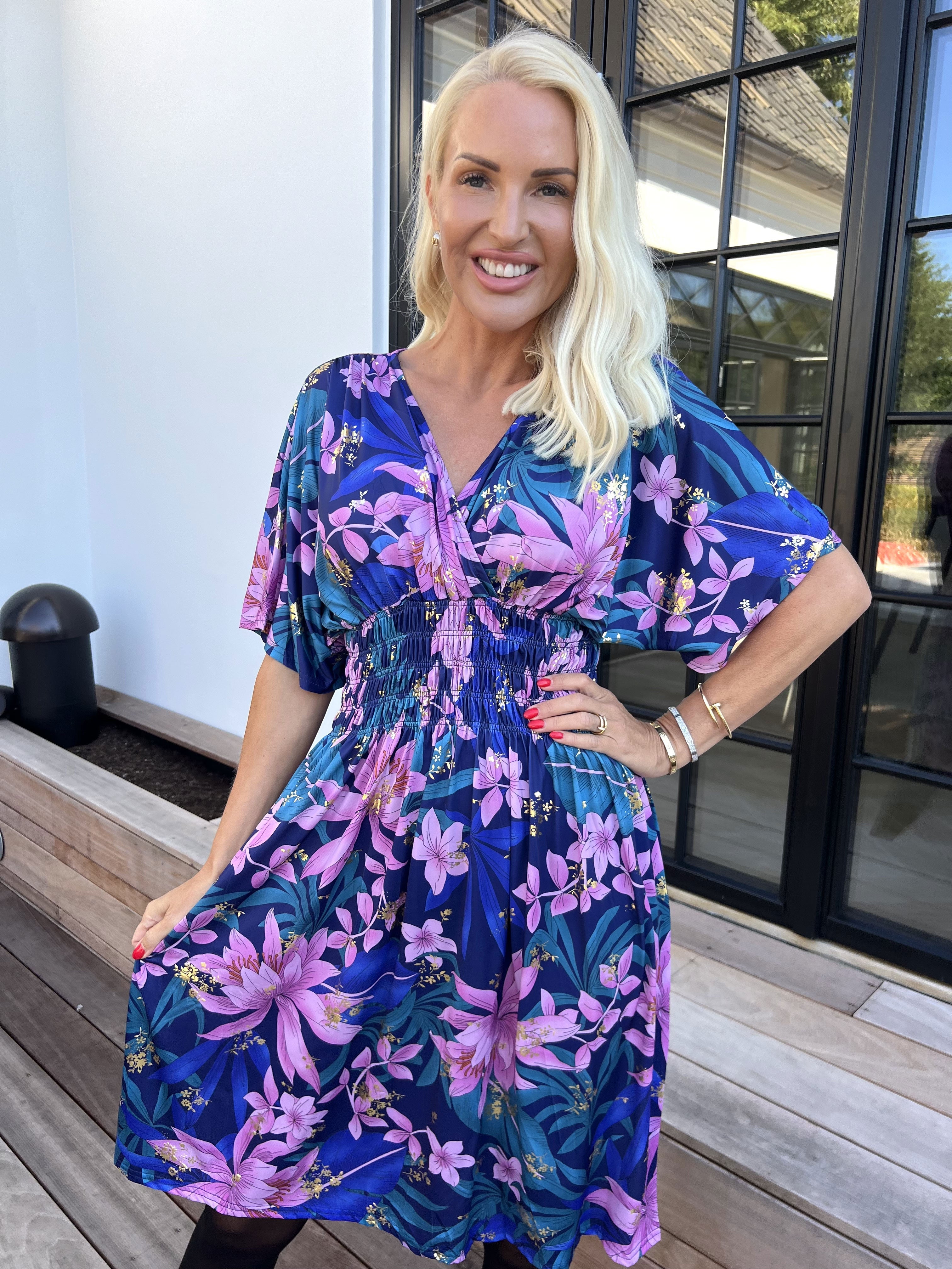 Pams New Leaf Short - Elastisk klänning med färgat blommönster och gulddetaljer