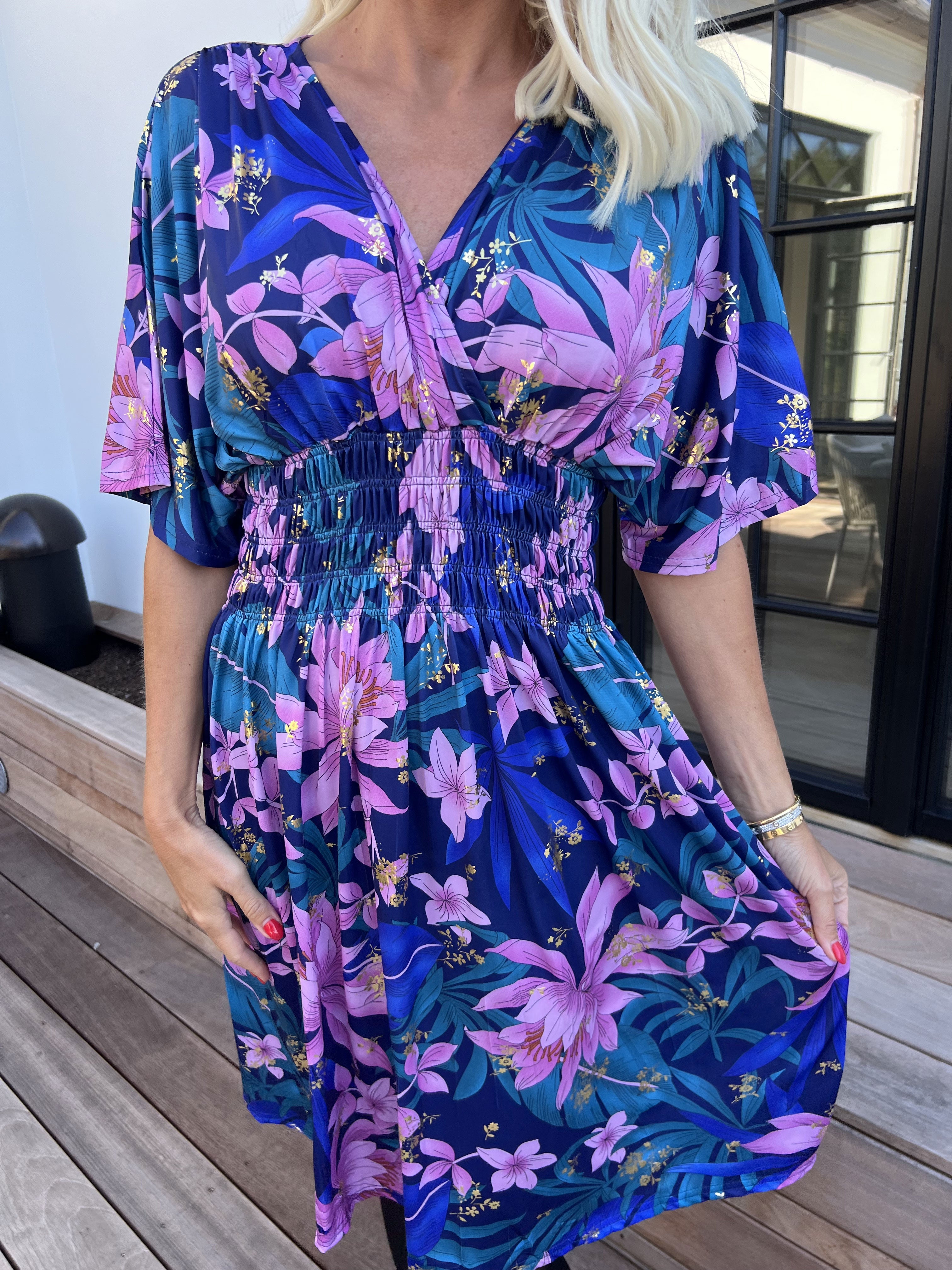 Pams New Leaf Short - Elastisk klänning med färgat blommönster och gulddetaljer