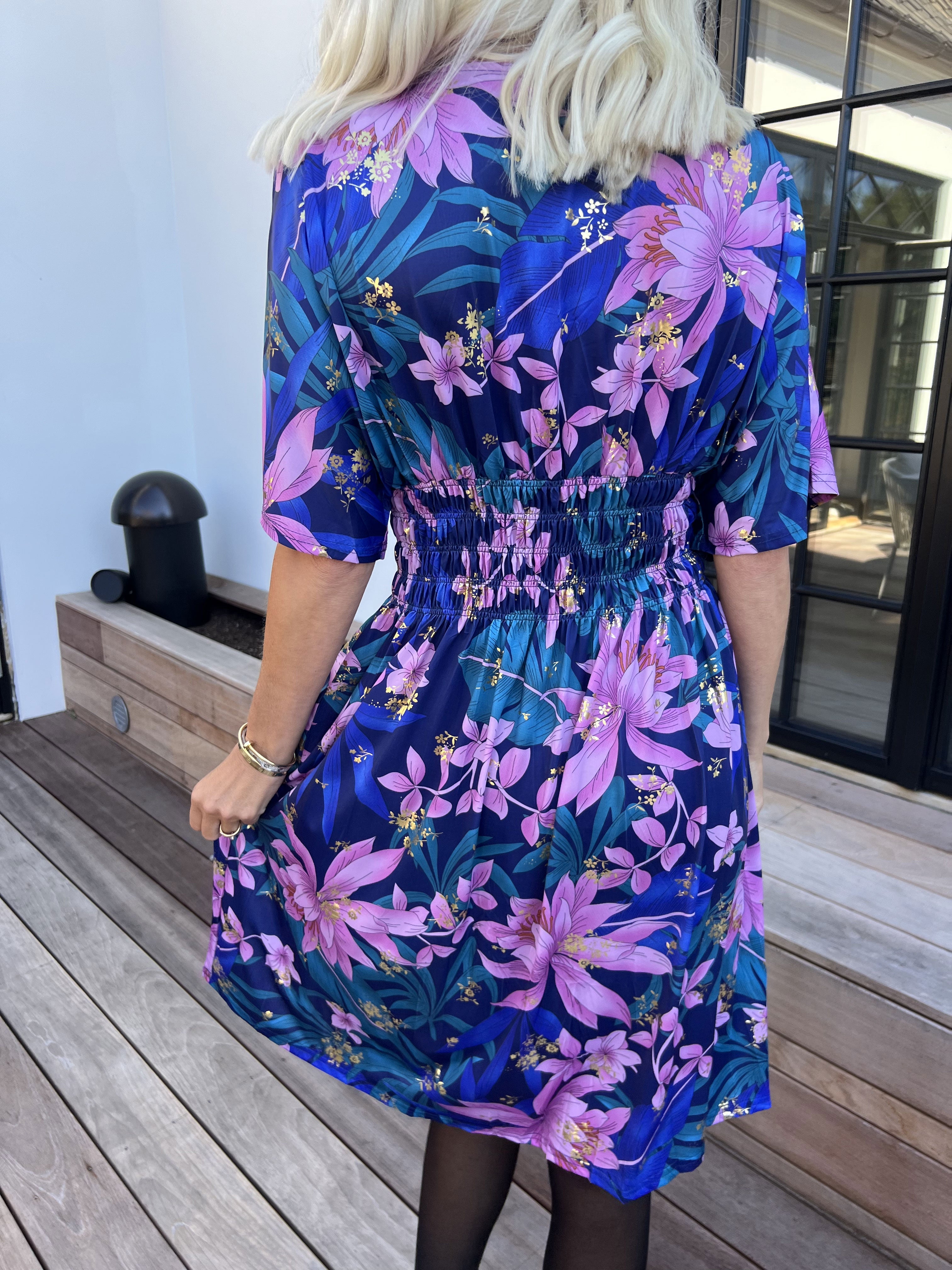 Pams New Leaf Short - Elastisk klänning med färgat blommönster och gulddetaljer