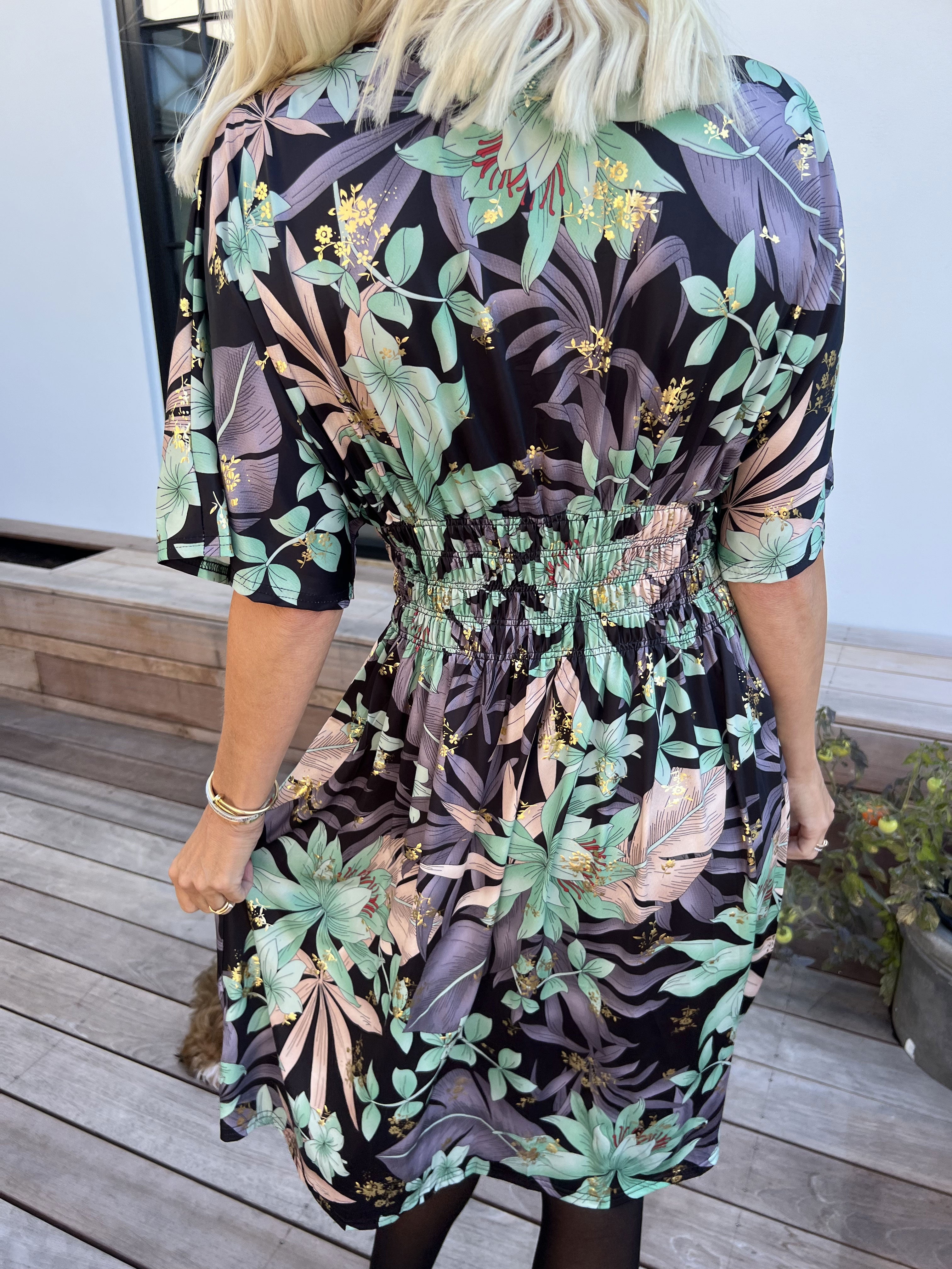 Pams New Leaf Short - Elastisk klänning med färgat blommönster och gulddetaljer