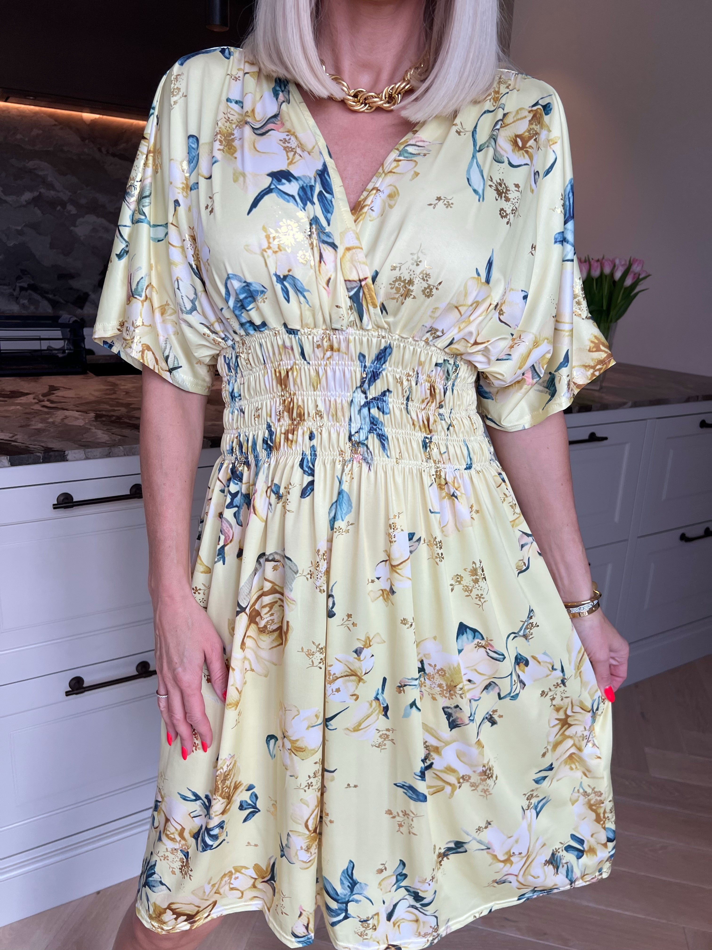 Pams Rosette Short - Elastisk kjole med fine blomster og guld detaljer