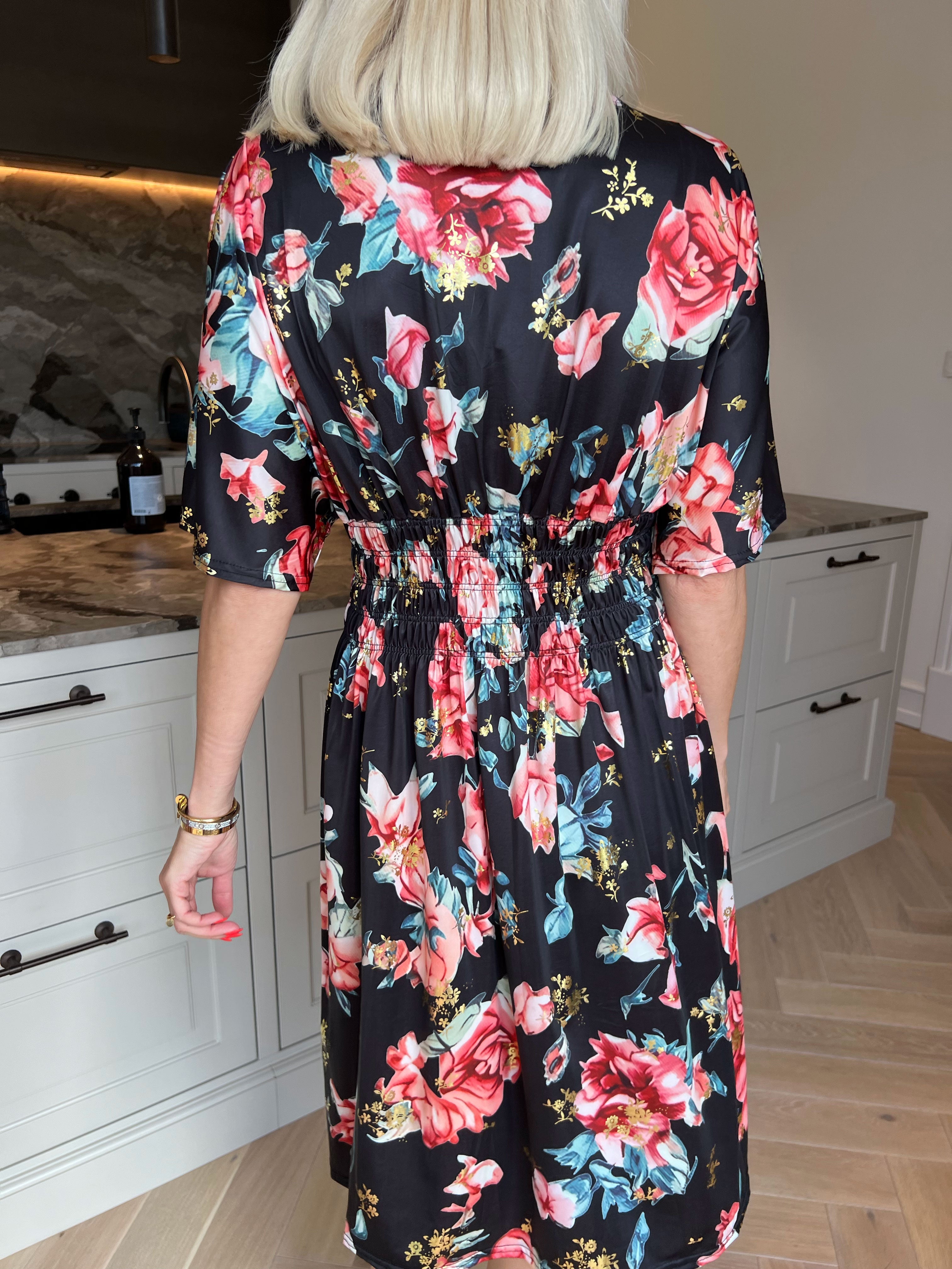 Pams Rosette Short - Elastisk kjole med fine blomster og guld detaljer