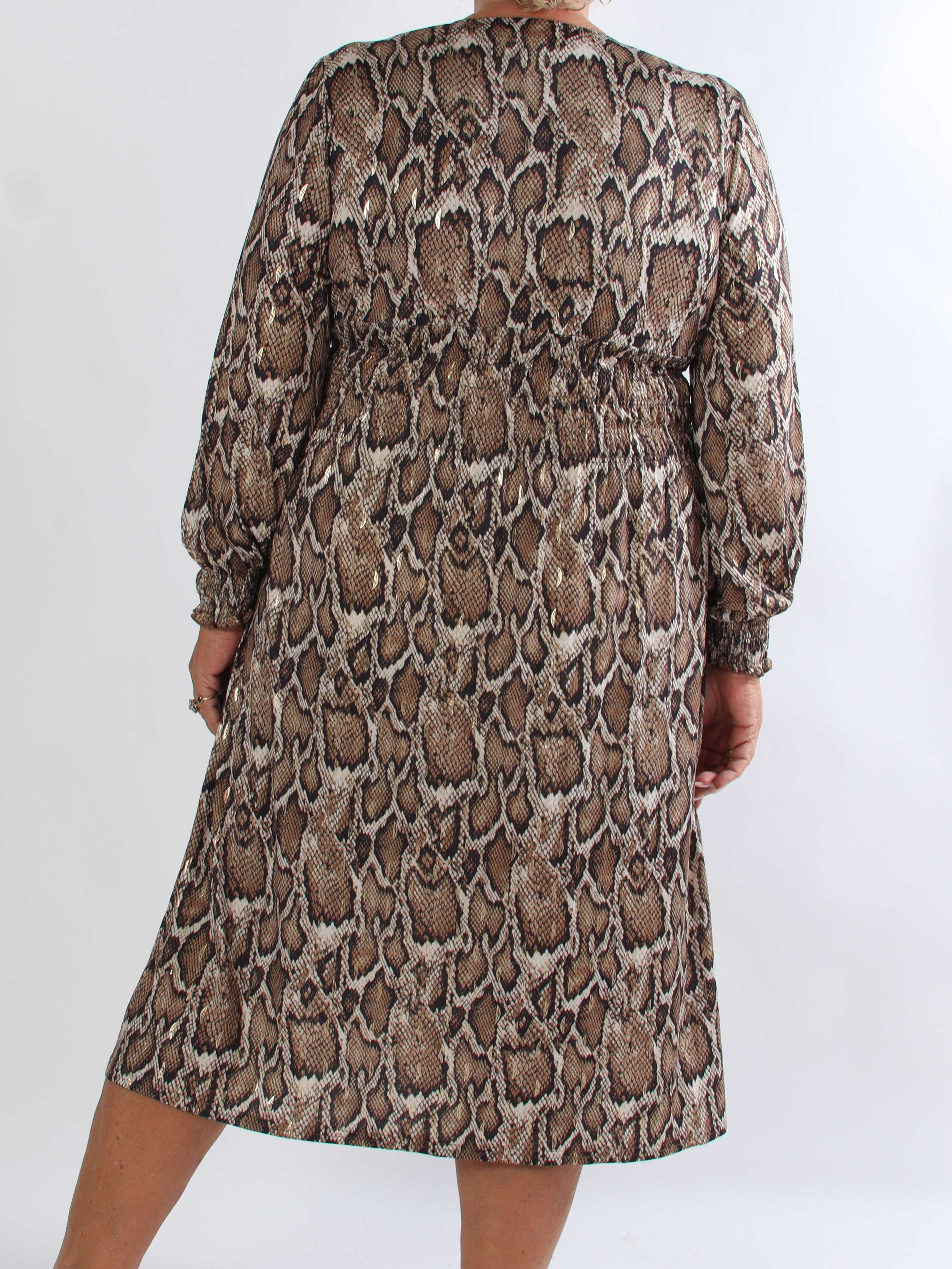 Pams Snake Midi L/S - Plus size kjole i slangeprint med elegante gulddetaljer