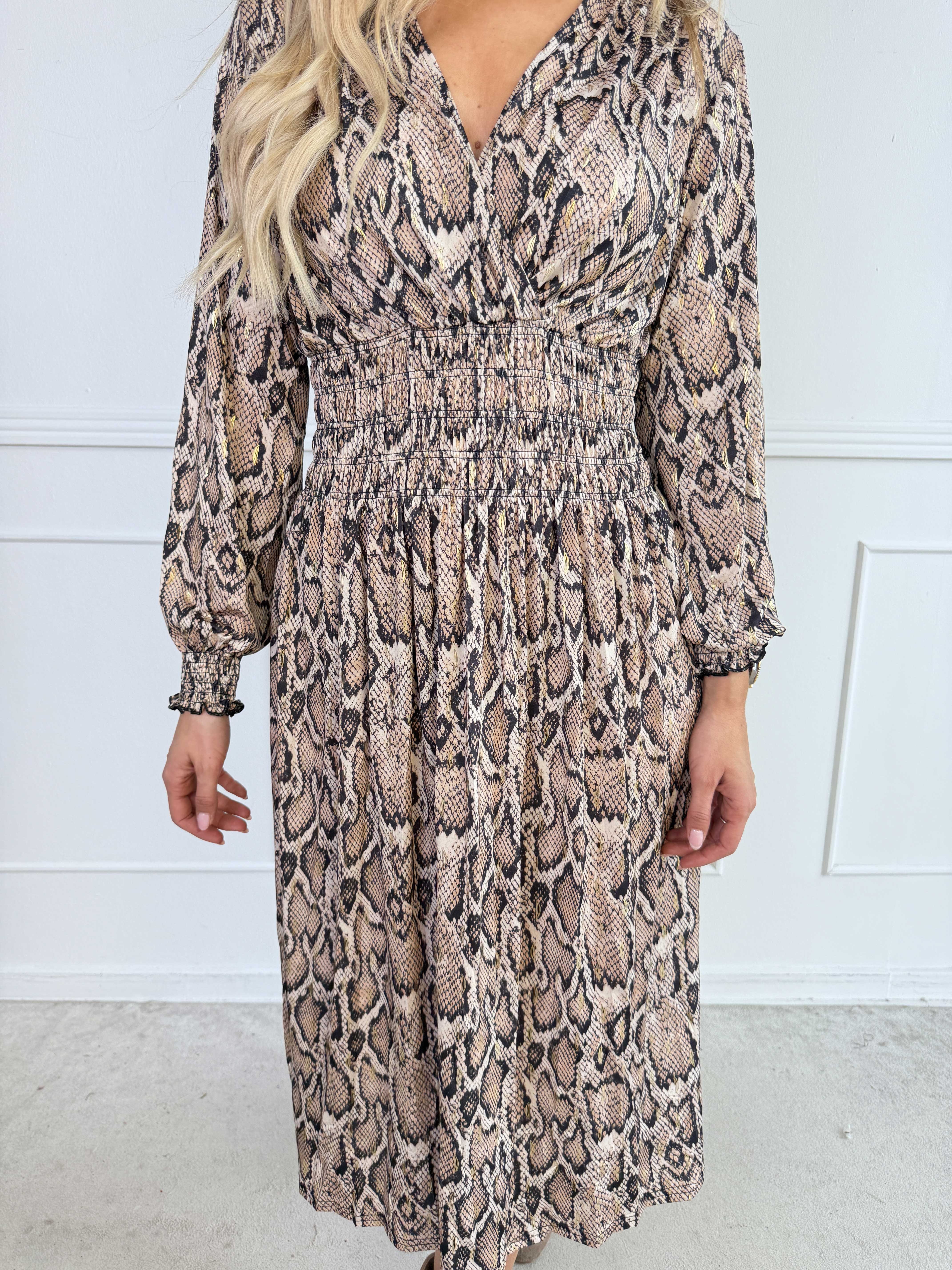 Pams Snake Midi L/S - Elastisk kjole i slangeprint med elegante gulddetaljer