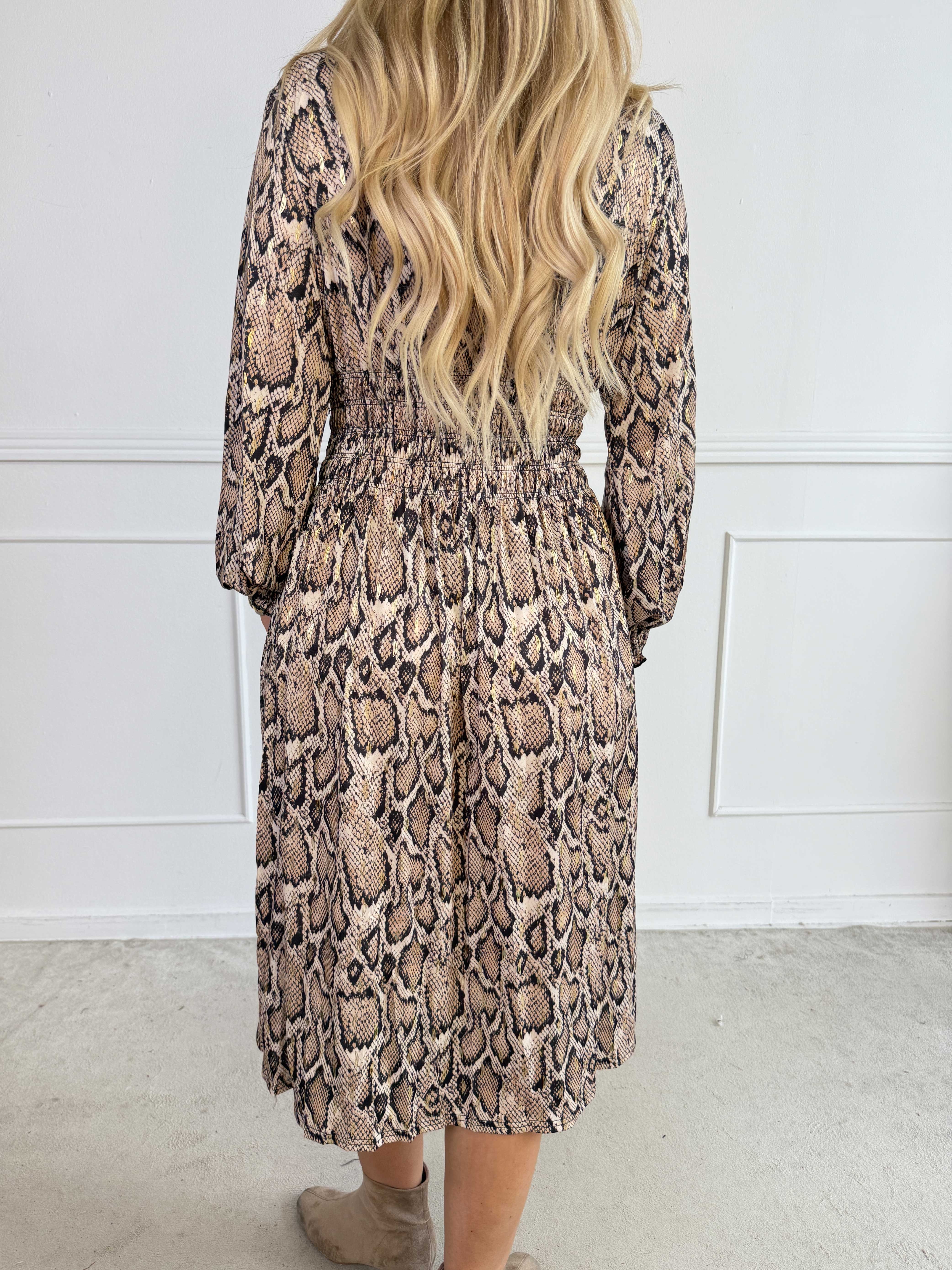 Pams Snake Midi L/S - Elastisk kjole i slangeprint med elegante gulddetaljer
