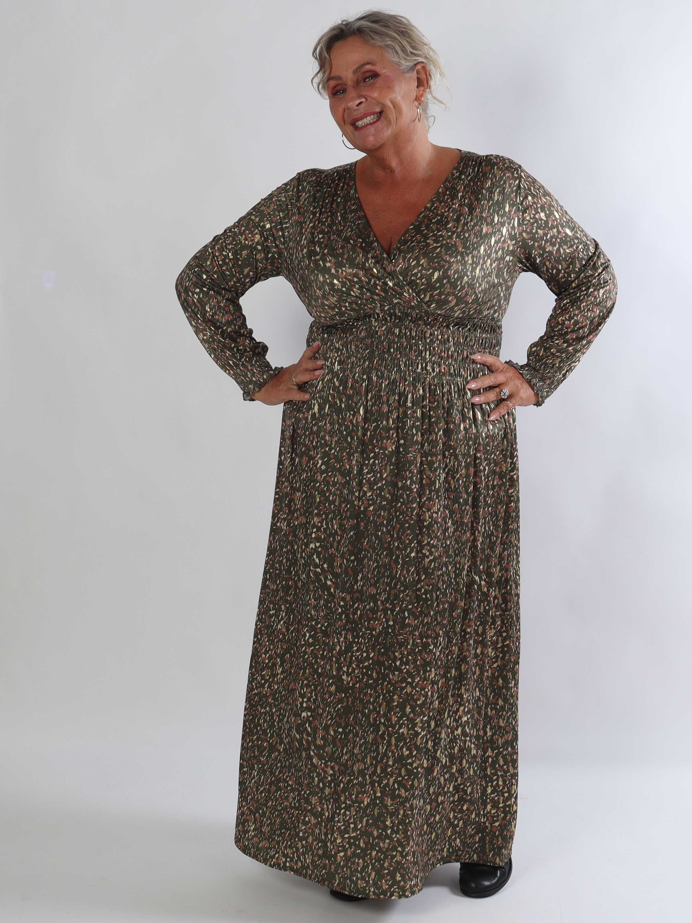 Pams Speckle L/S - Plus size kjole med farverigt mønster og elegante gulddetaljer