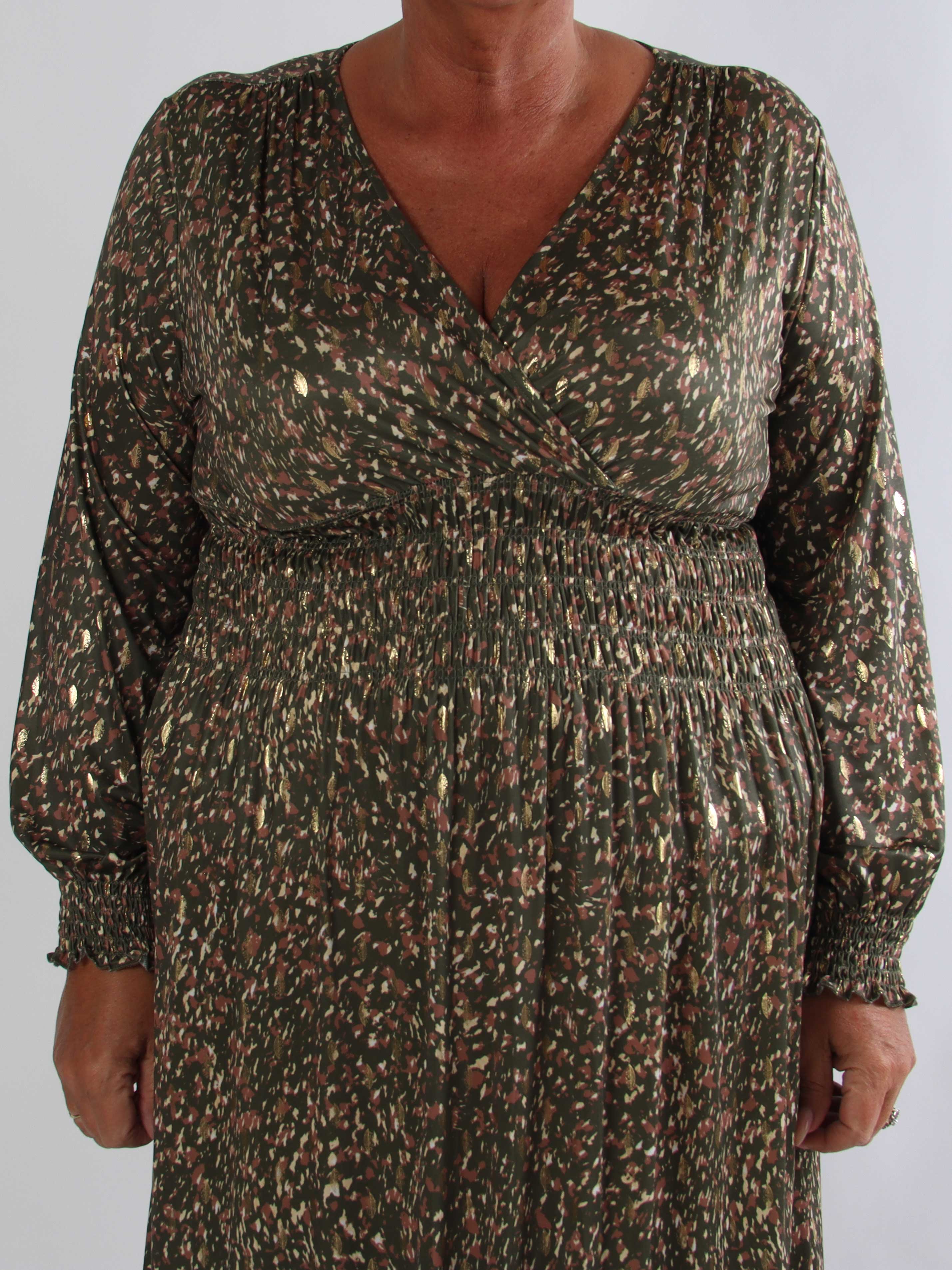 Pams Speckle L/S - Plus size kjole med farverigt mønster og elegante gulddetaljer