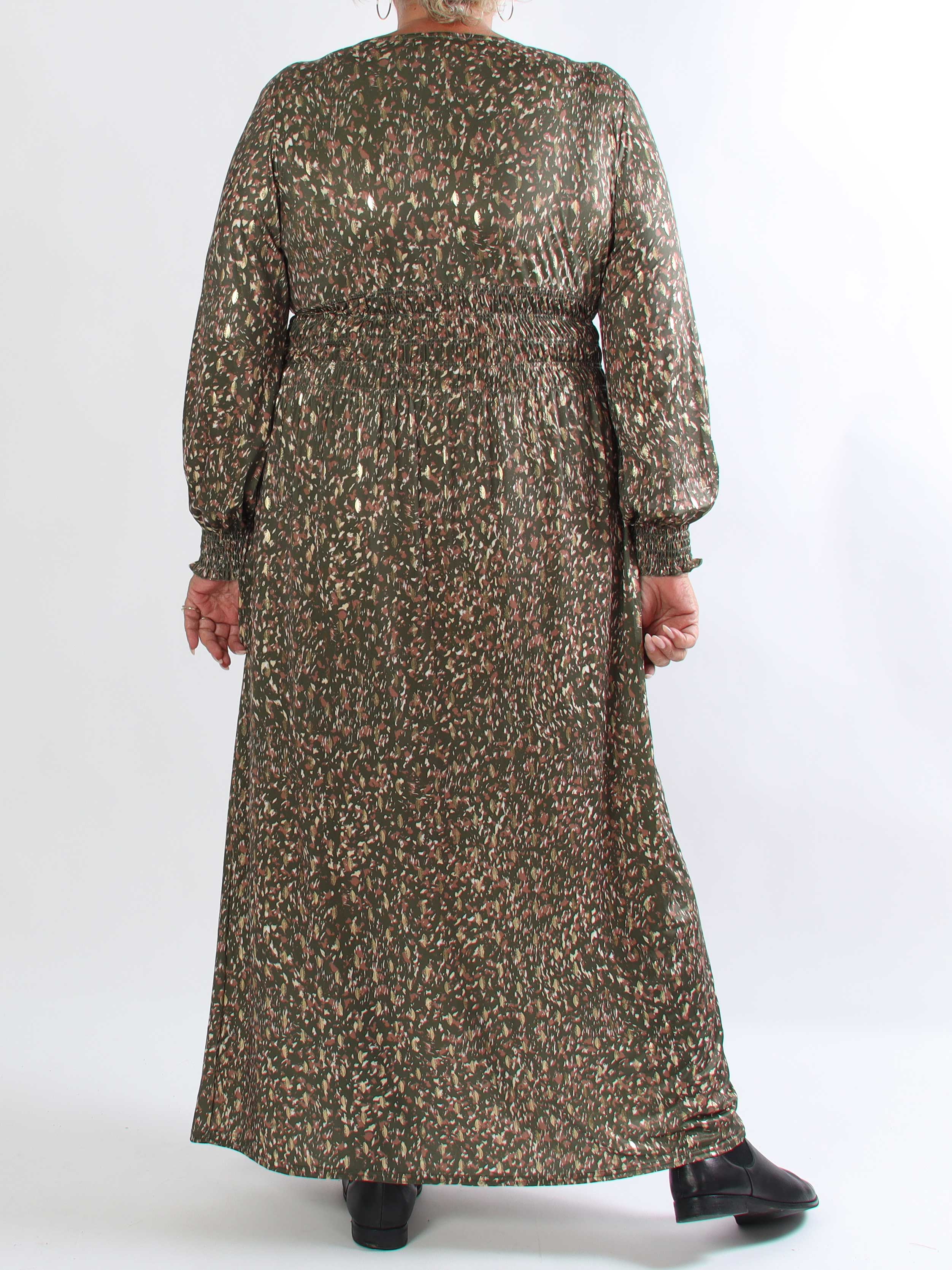 Pams Speckle L/S - Plus size kjole med farverigt mønster og elegante gulddetaljer