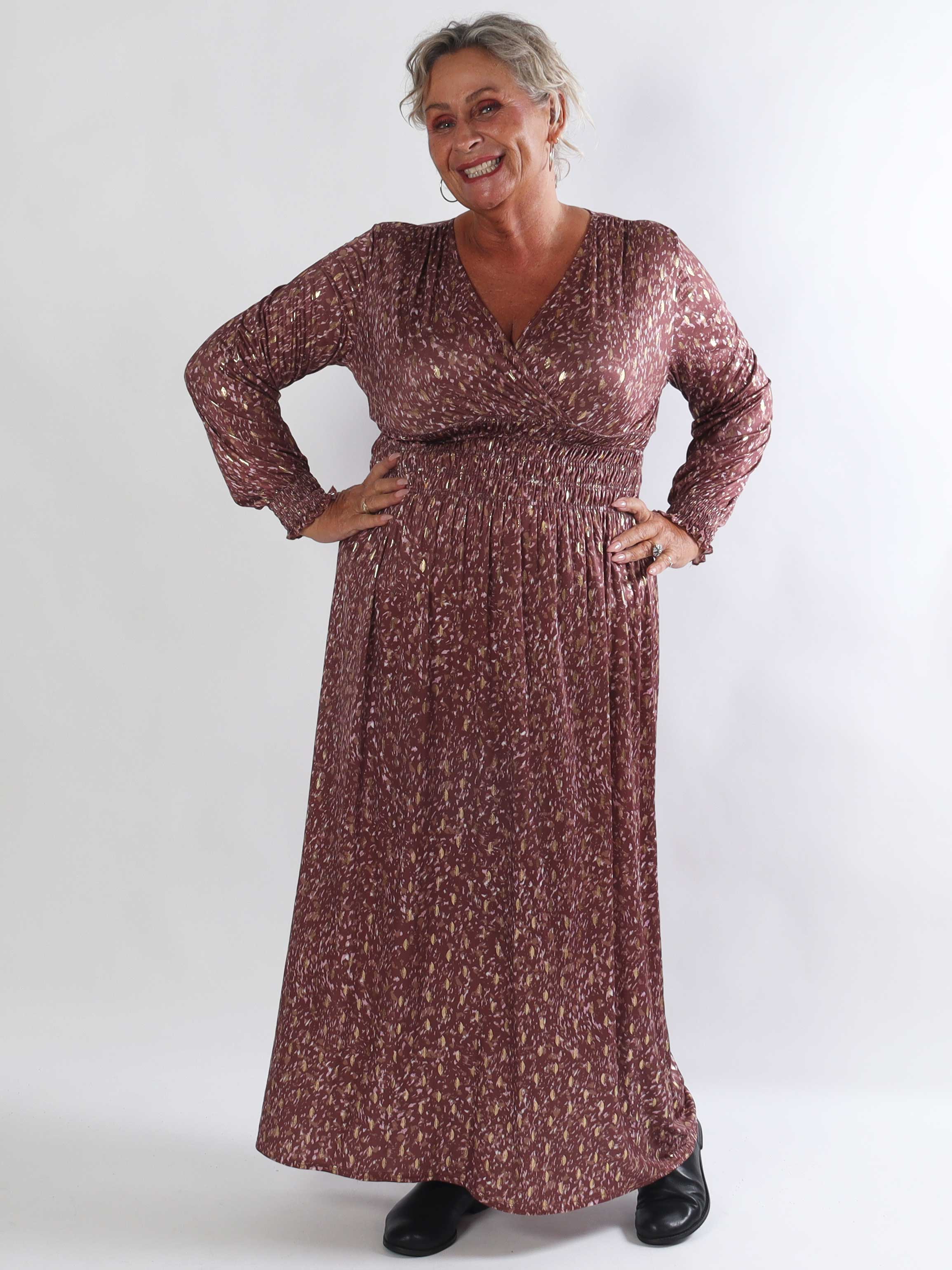 Pams Speckle L/S - Plus size kjole med farverigt mønster og elegante gulddetaljer