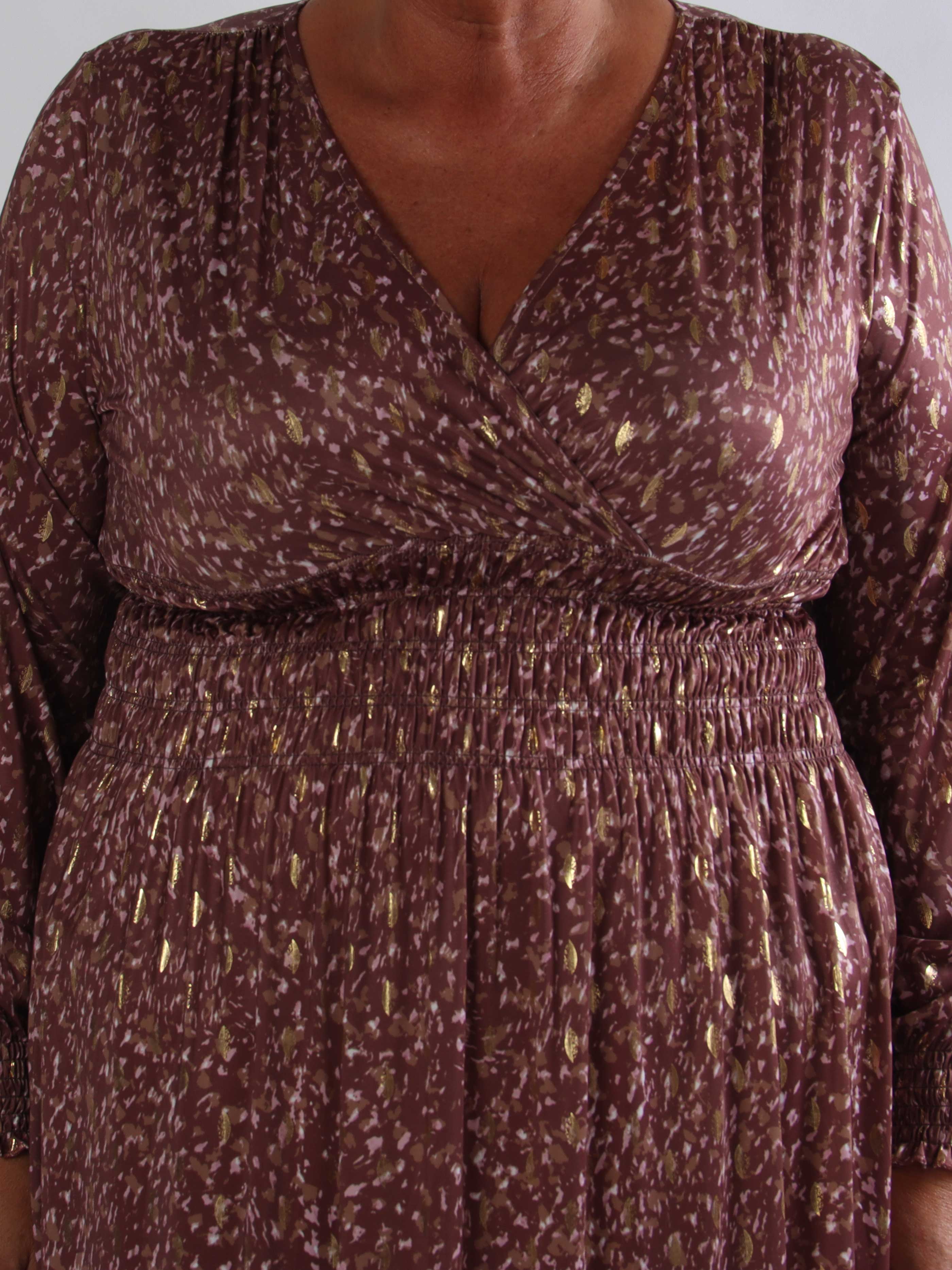 Pams Speckle L/S - Plus size kjole med farverigt mønster og elegante gulddetaljer