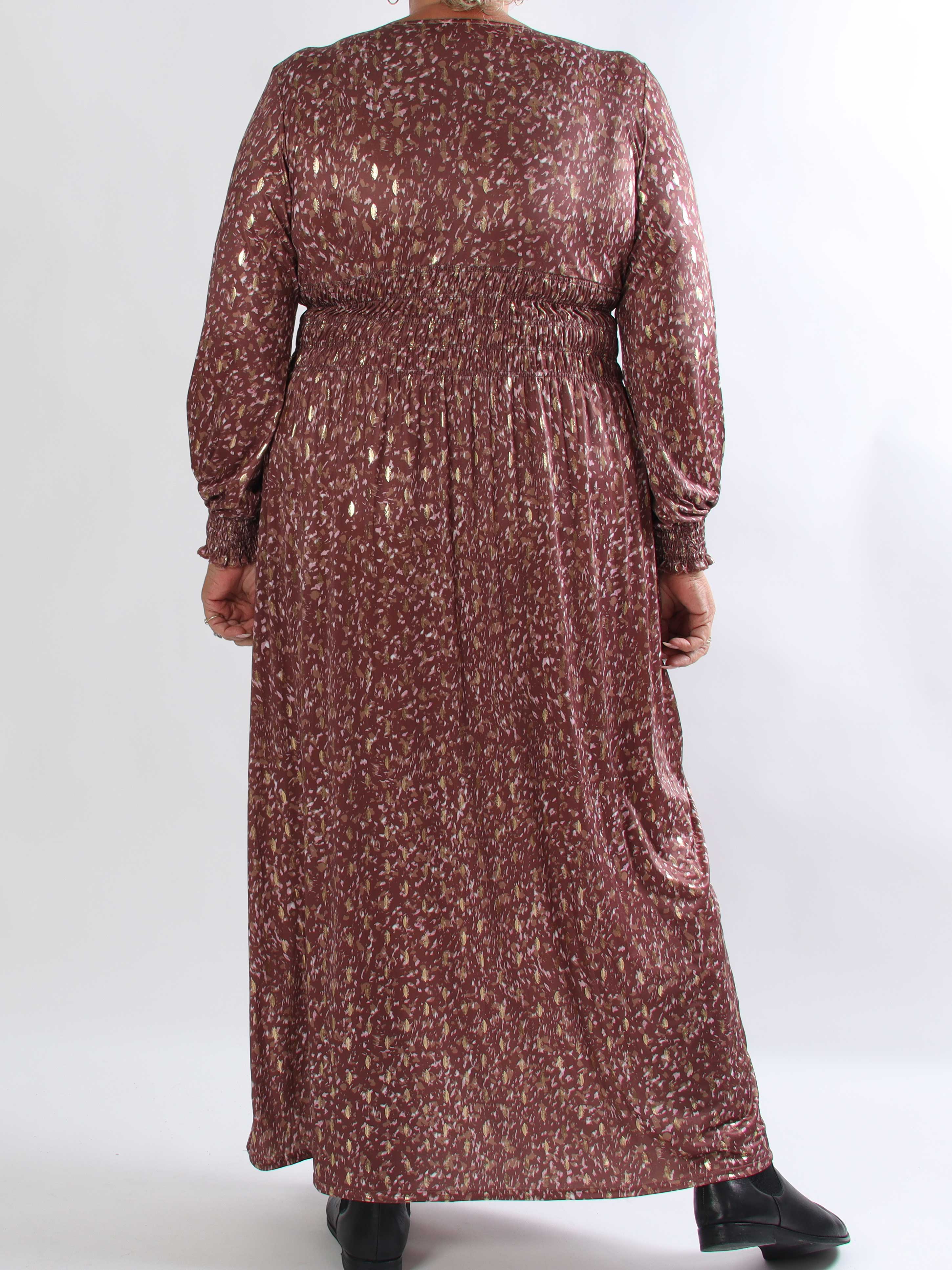 Pams Speckle L/S - Plus size kjole med farverigt mønster og elegante gulddetaljer