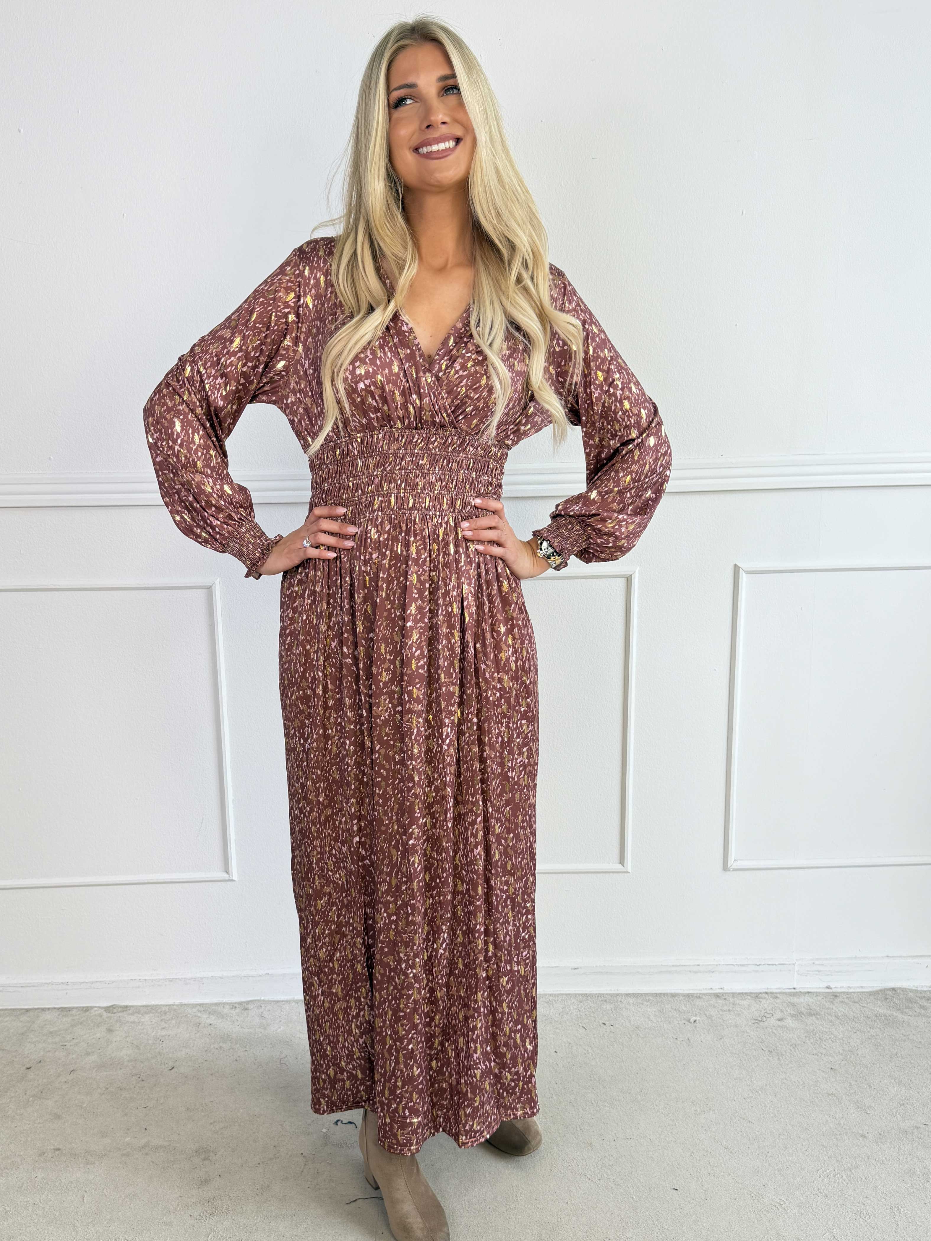 Pams Speckle L/S - Smuk kjole med farverigt mønster og elegante gulddetaljer