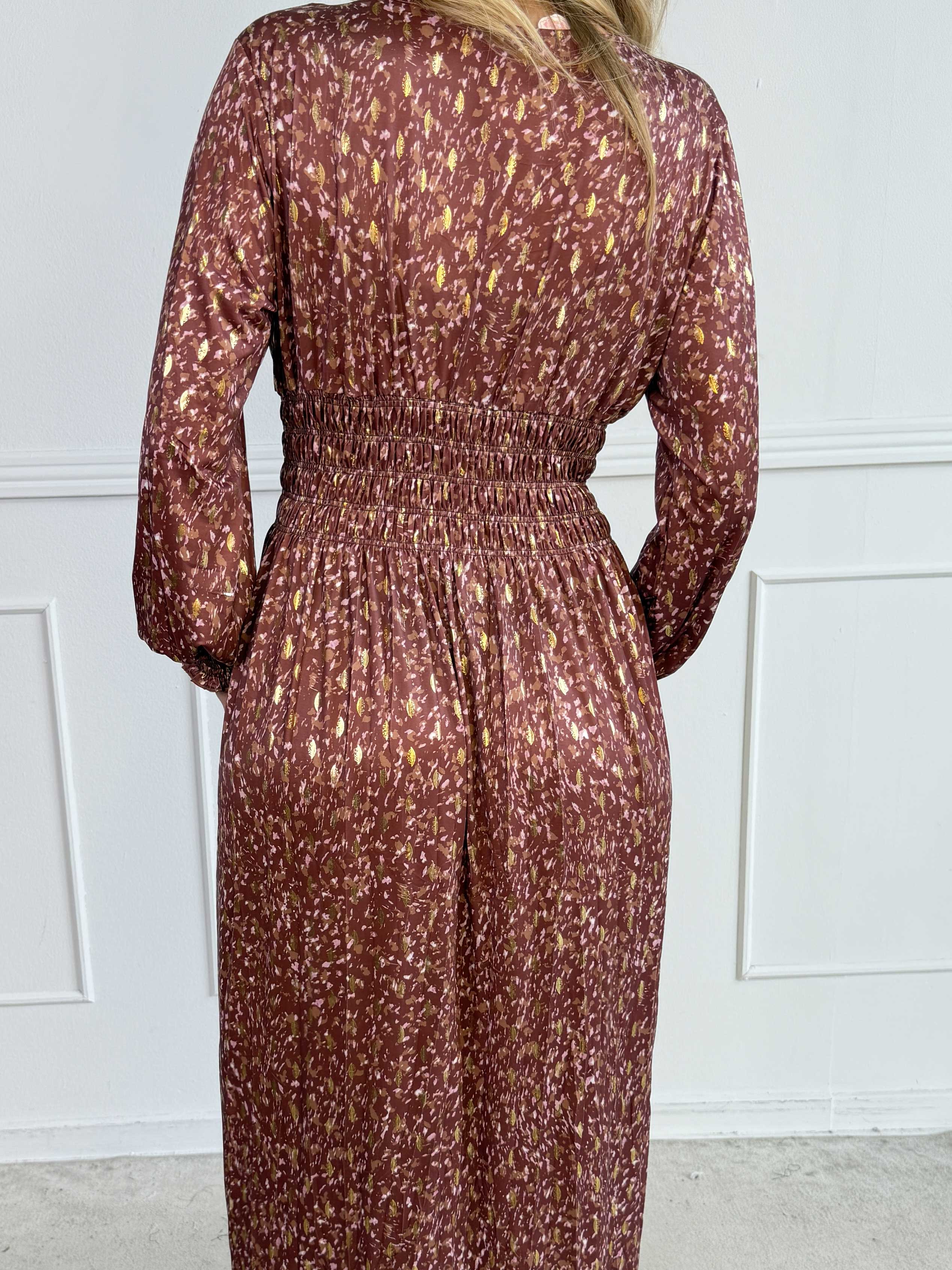 Pams Speckle L/S - Smuk kjole med farverigt mønster og elegante gulddetaljer