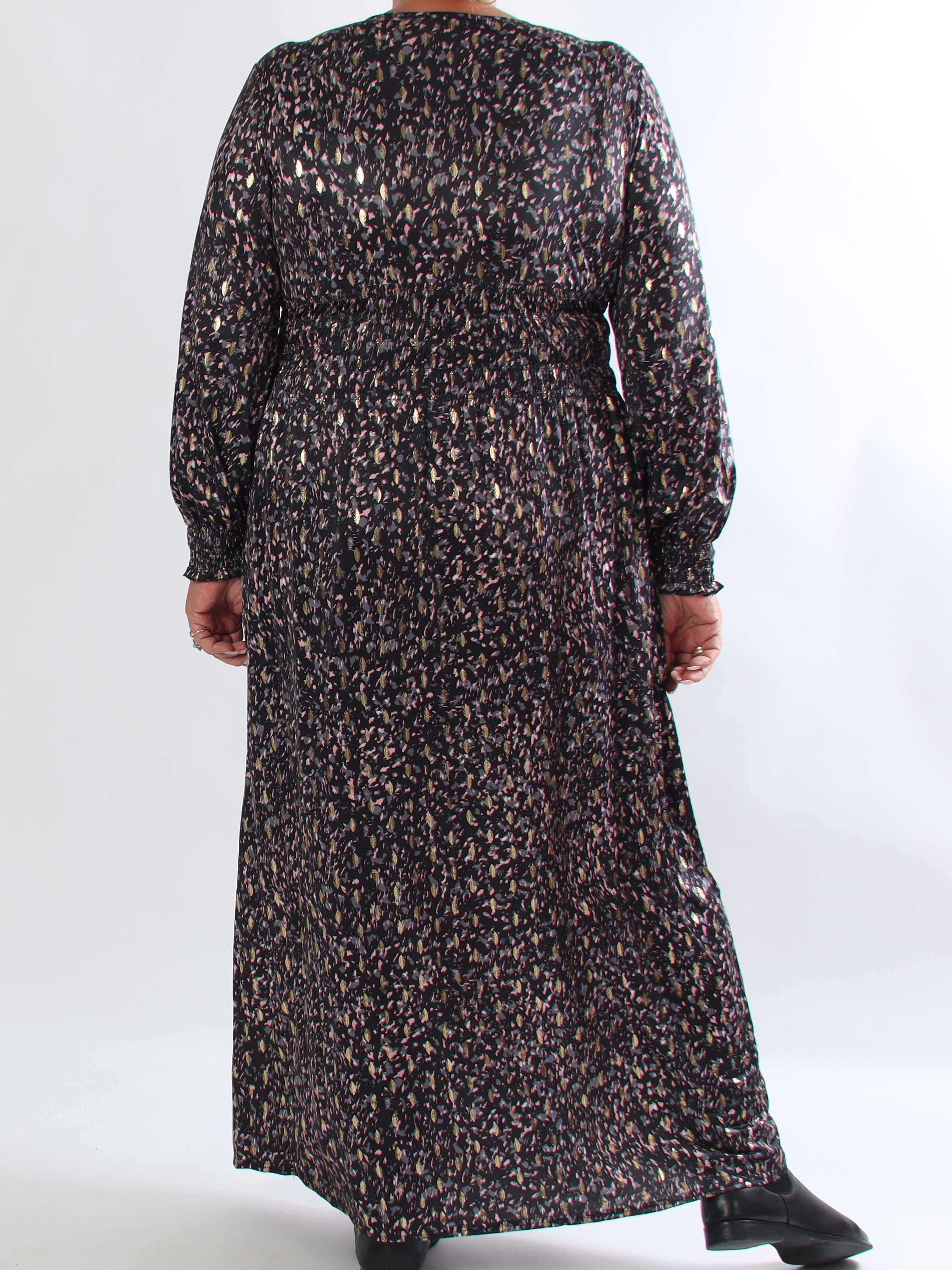 Pams Speckle L/S - Plus size kjole med farverigt mønster og elegante gulddetaljer